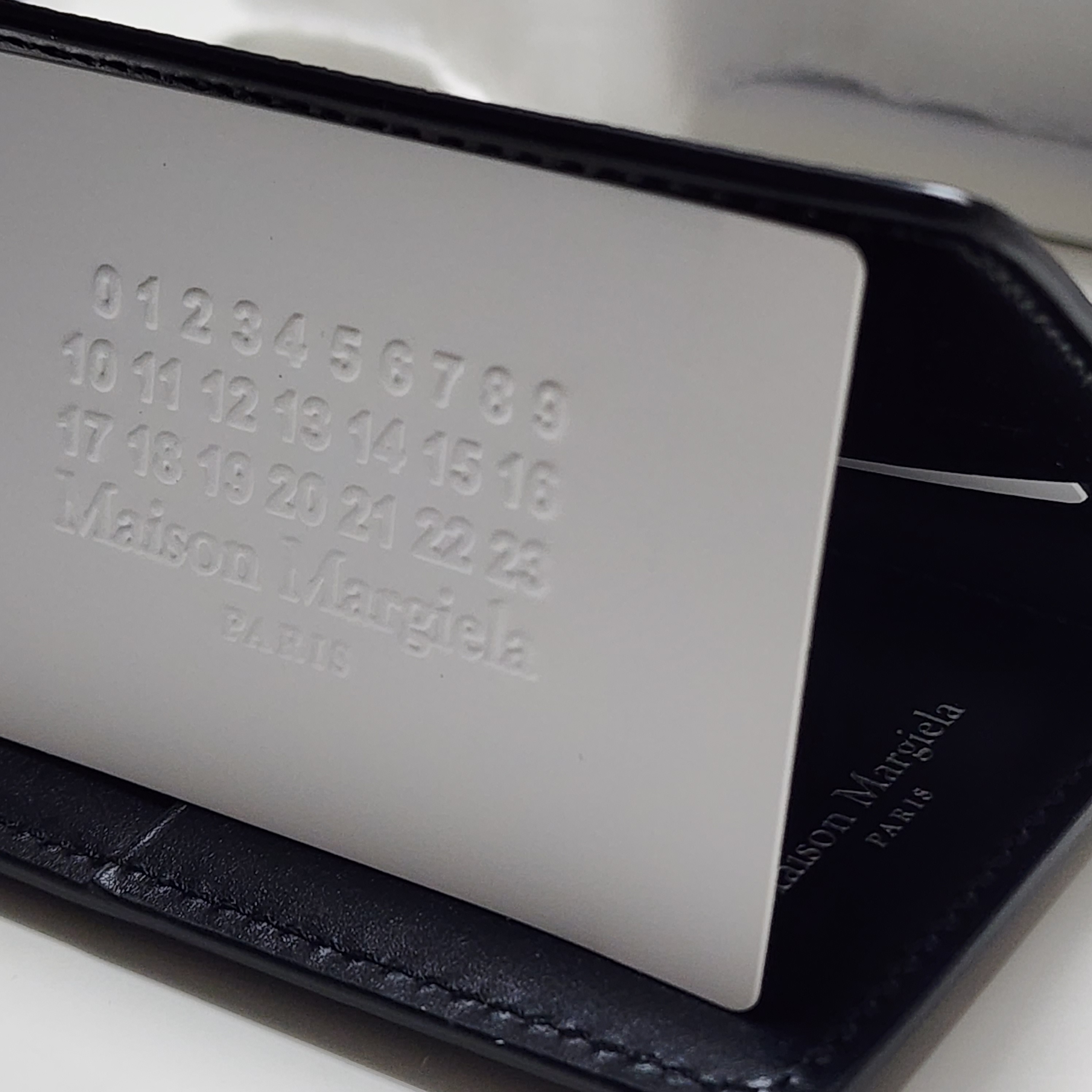 Maison Margiela Leather Bi-Fold Card Holder Black 착용 스타일 - 1