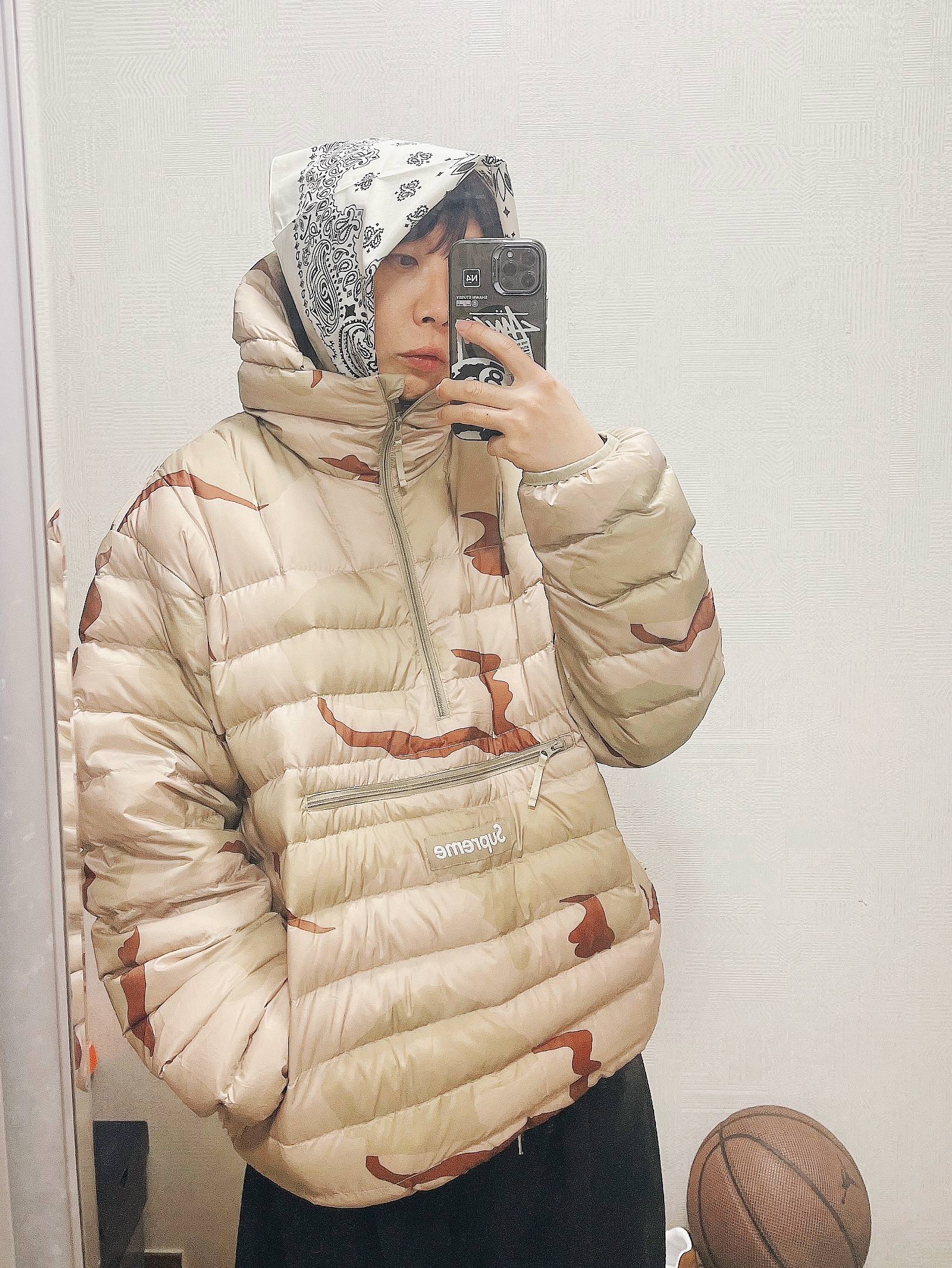 Supreme Micro Down Half Zip Hooded Pullover Desert Camo - 24FW, Apple Airpods Pro 2nd Gen with MagSafe Charging Case USB C (Korean Ver.) 착용 스타일 - 1
