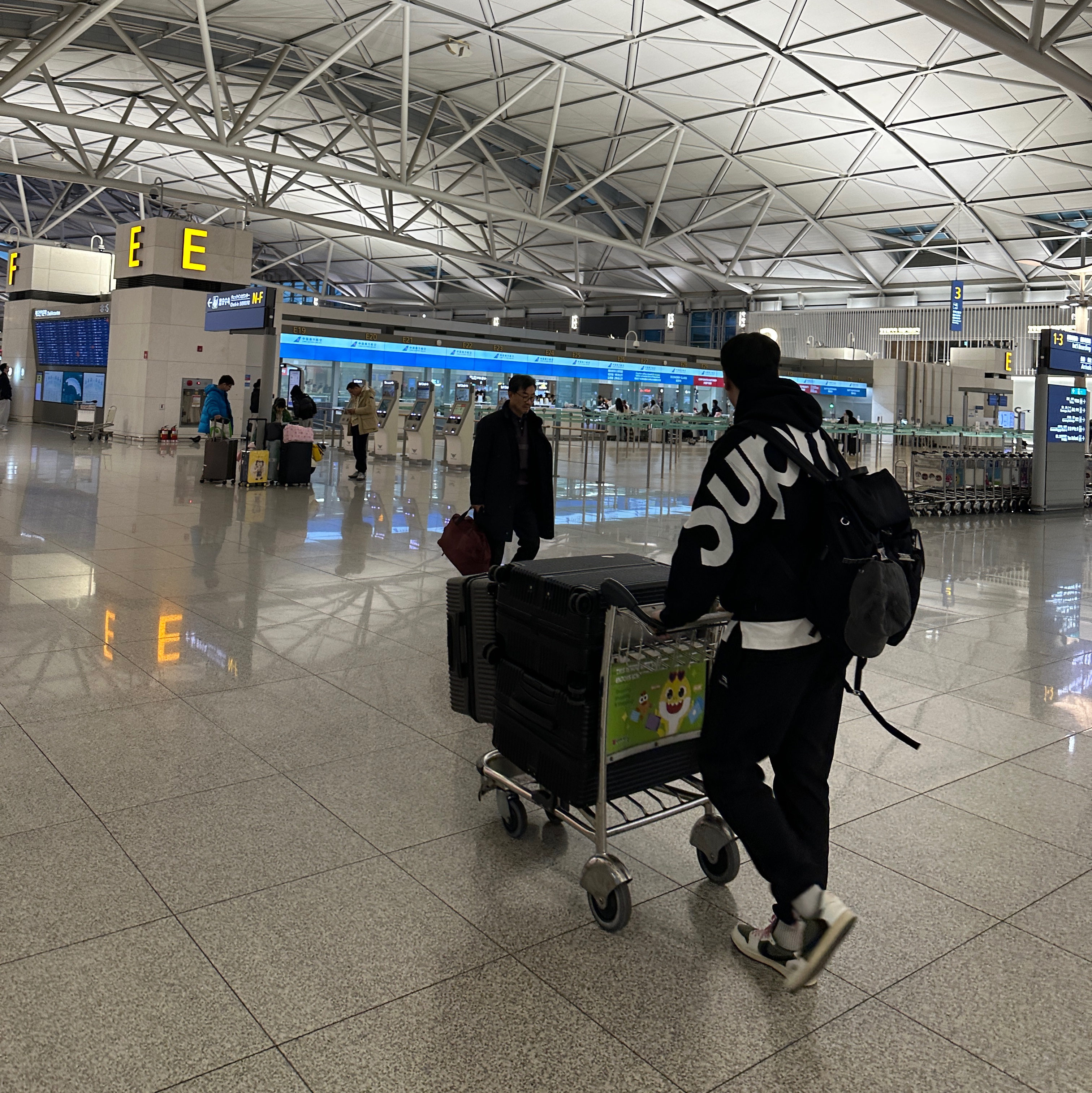 Supreme Big Logo Jacquard Hooded Sweatshirt Black - 23FW, Jordan 1 x Travis Scott Retro Low OG SP Reverse Olive 착용 스타일