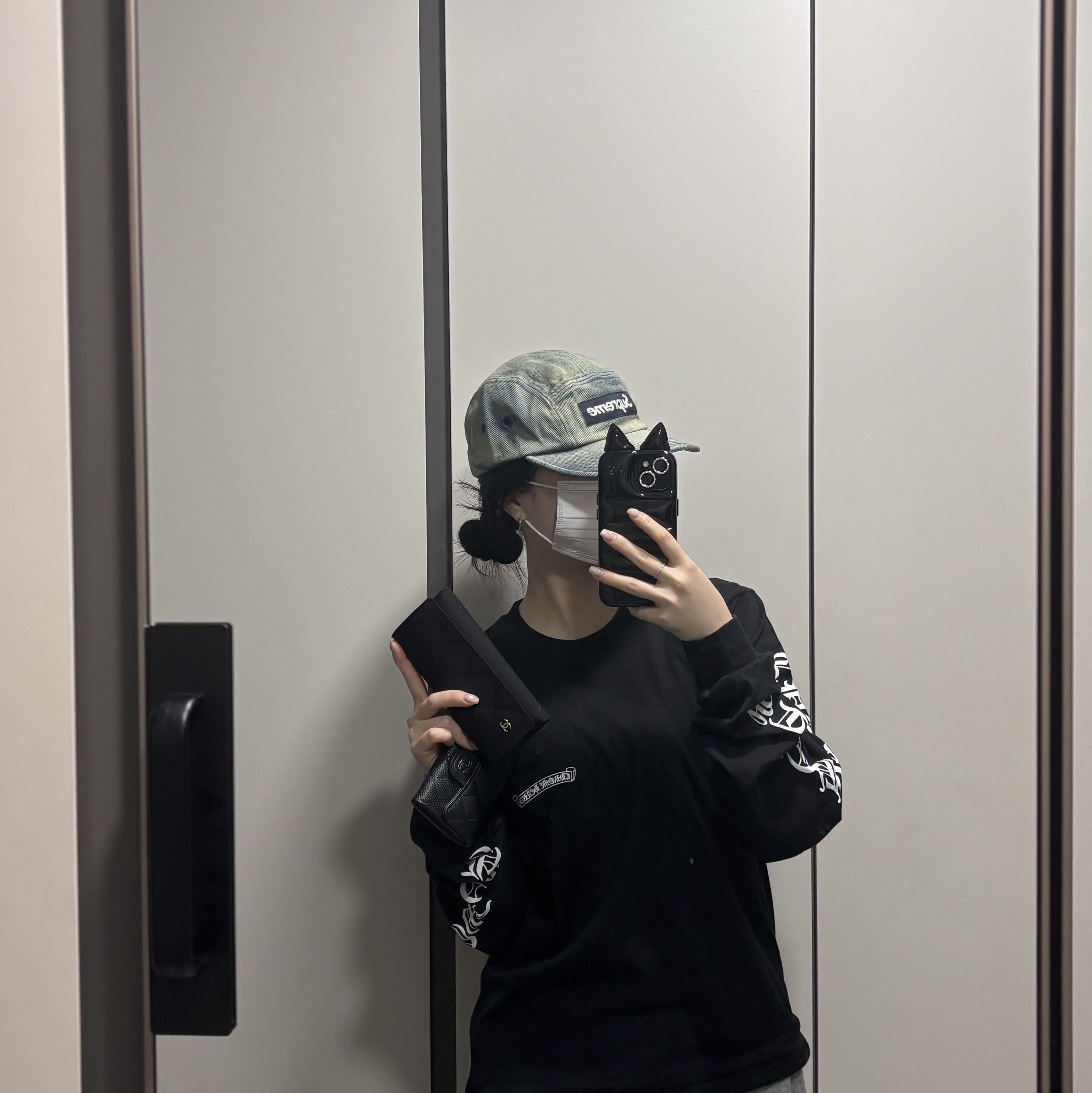 Supreme Washed Chino Twill Camp Cap Dirty Indigo - 24SS, Chrome Hearts Scroll Logo LS T-Shirt Black 착용 스타일
