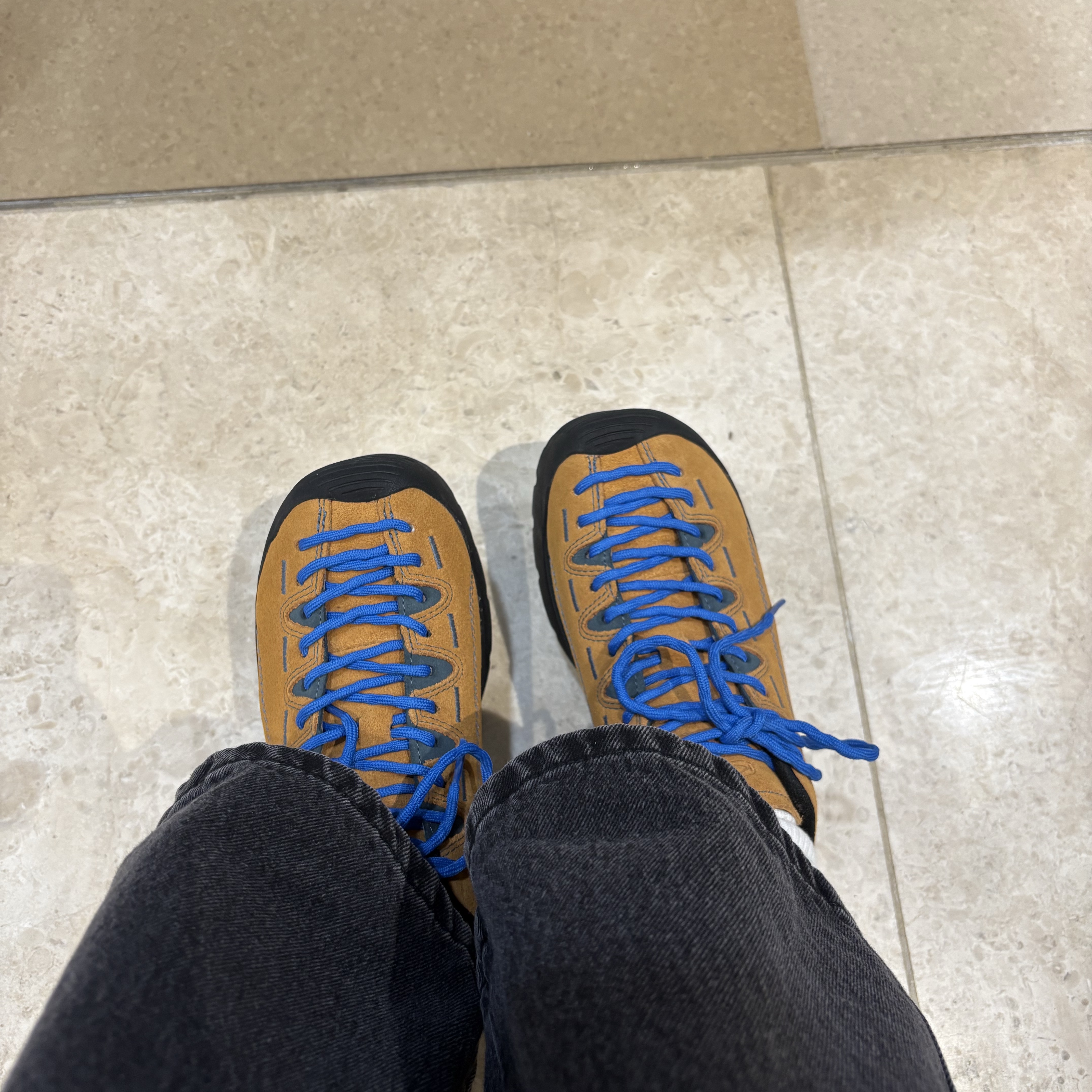 (W) Keen Jasper Suede Sneakers Camel 착용 스타일 - 1