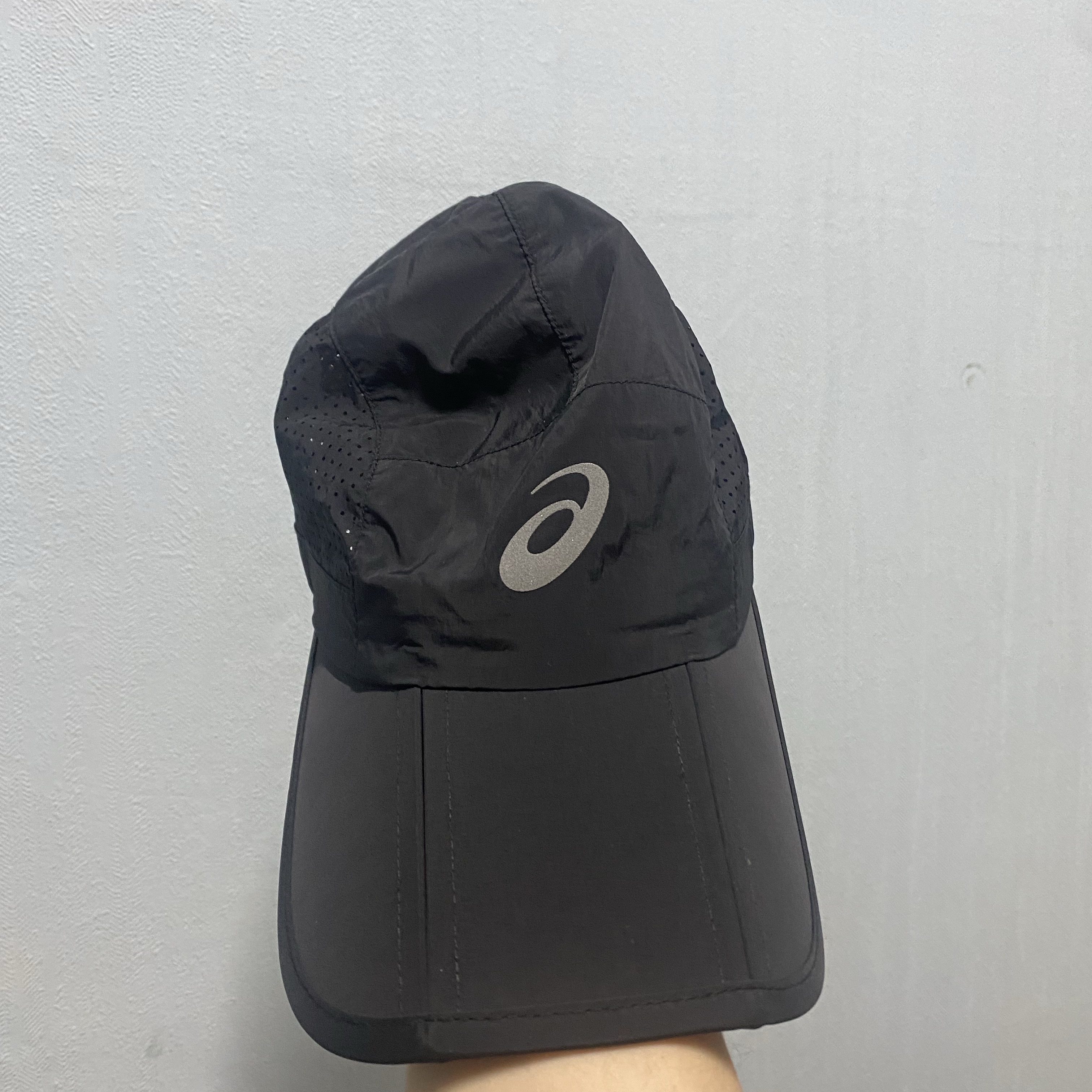 Asics Light Weight Cap Performance Black 착용 스타일