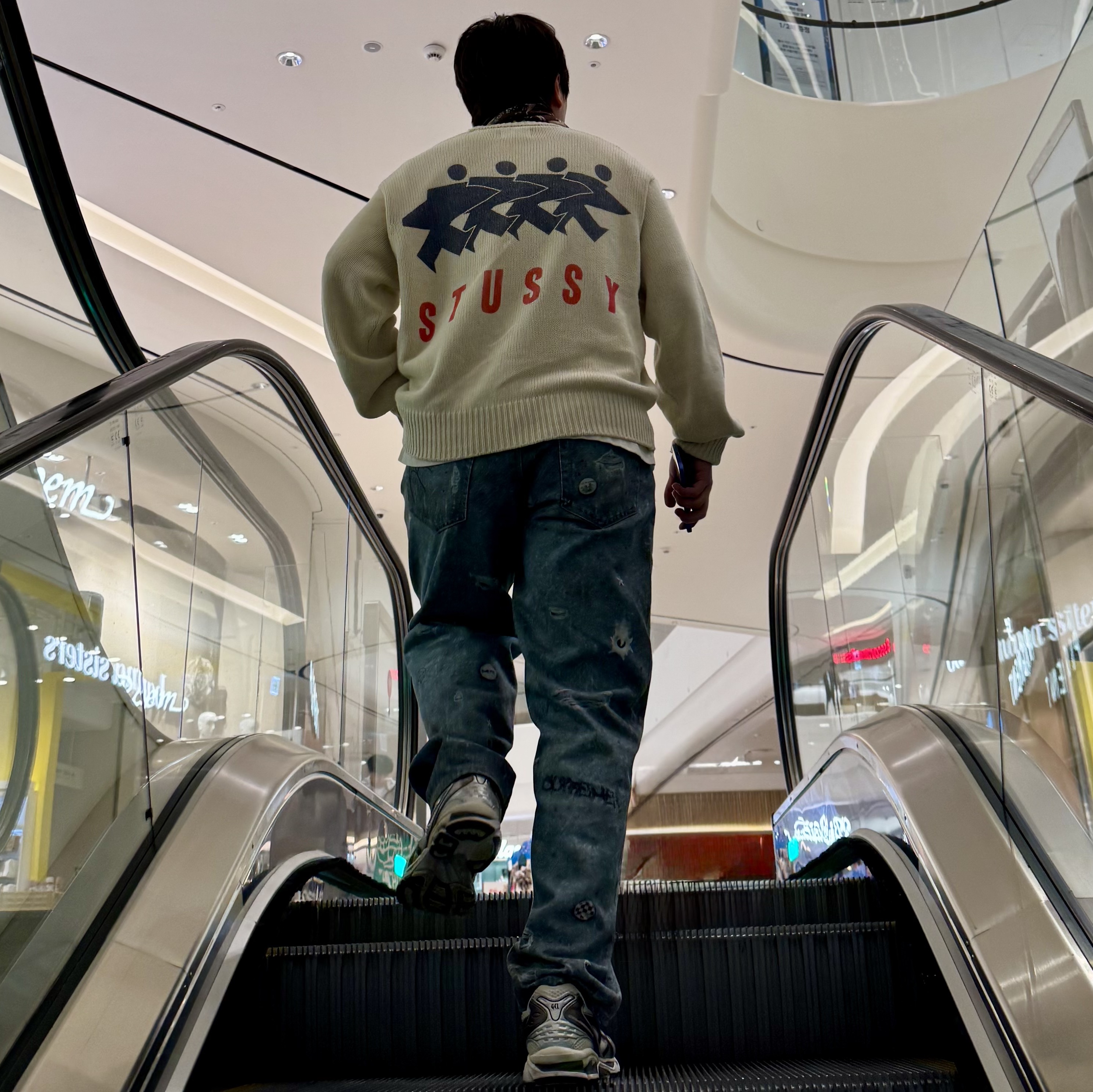 Stussy Surfman Icon Cotton Linen Crew Ivory, Supreme HJR Trompe L'oeil Loose Fit Jean Blue - 24FW 착용 스타일