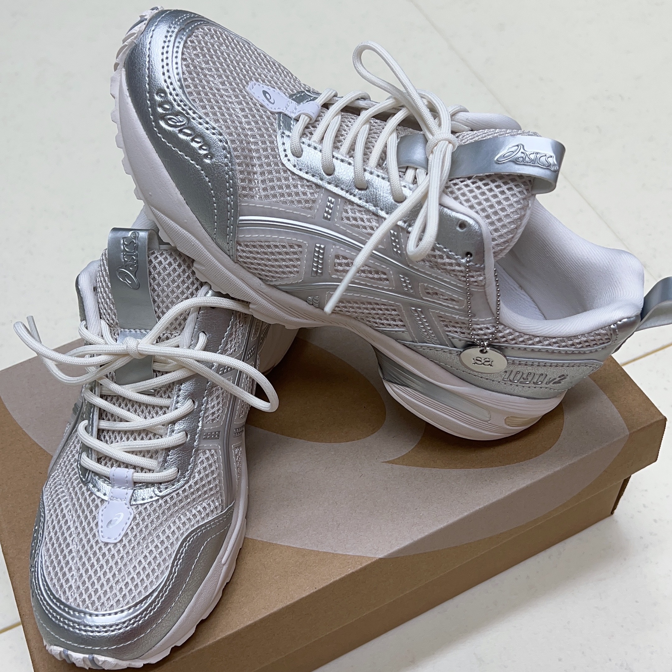 (W) Asics x Snidel Gel-1090 V2 Silver 착용 스타일