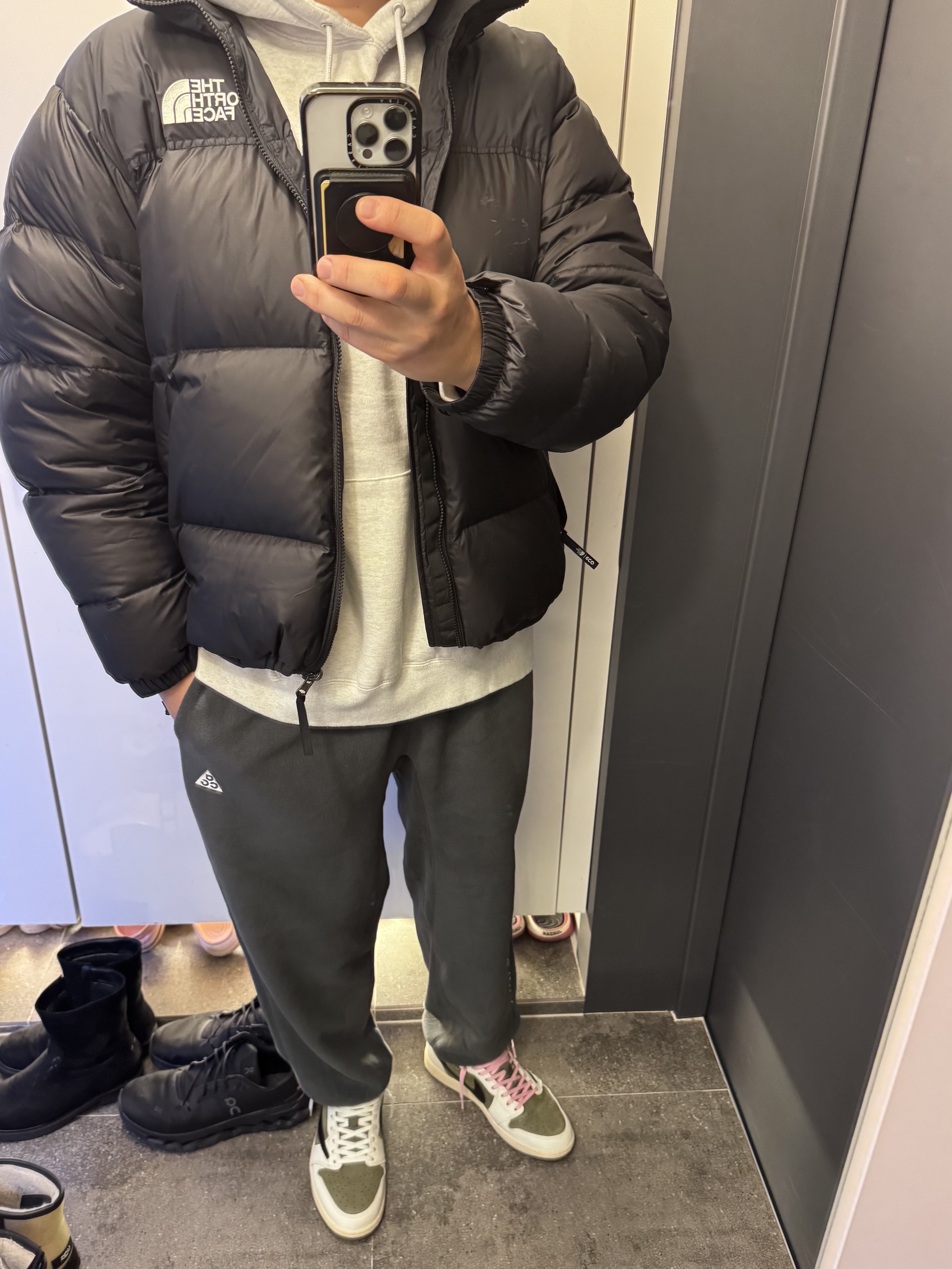 Nike ACG Polartec Wolf Tree Pants Anthracite Black - Asia, Jordan 1 x Travis Scott Retro Low OG SP Reverse Olive 착용 스타일 - 2
