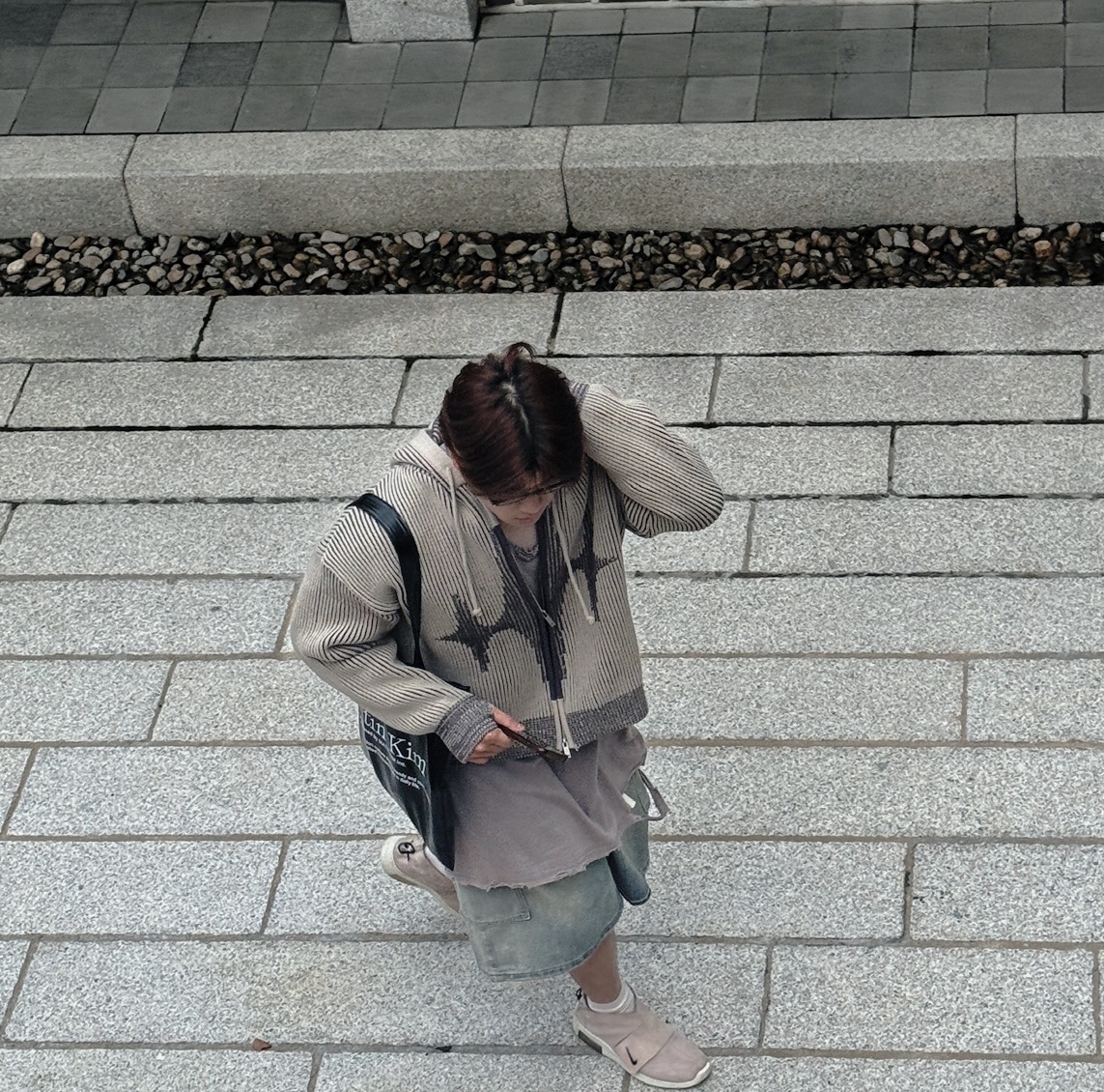 Matin Kim Matin Poppin Ecobag Strong Black, Nike x Fear of God Air Fear of God Moccasin Particle Beige 착용 스타일