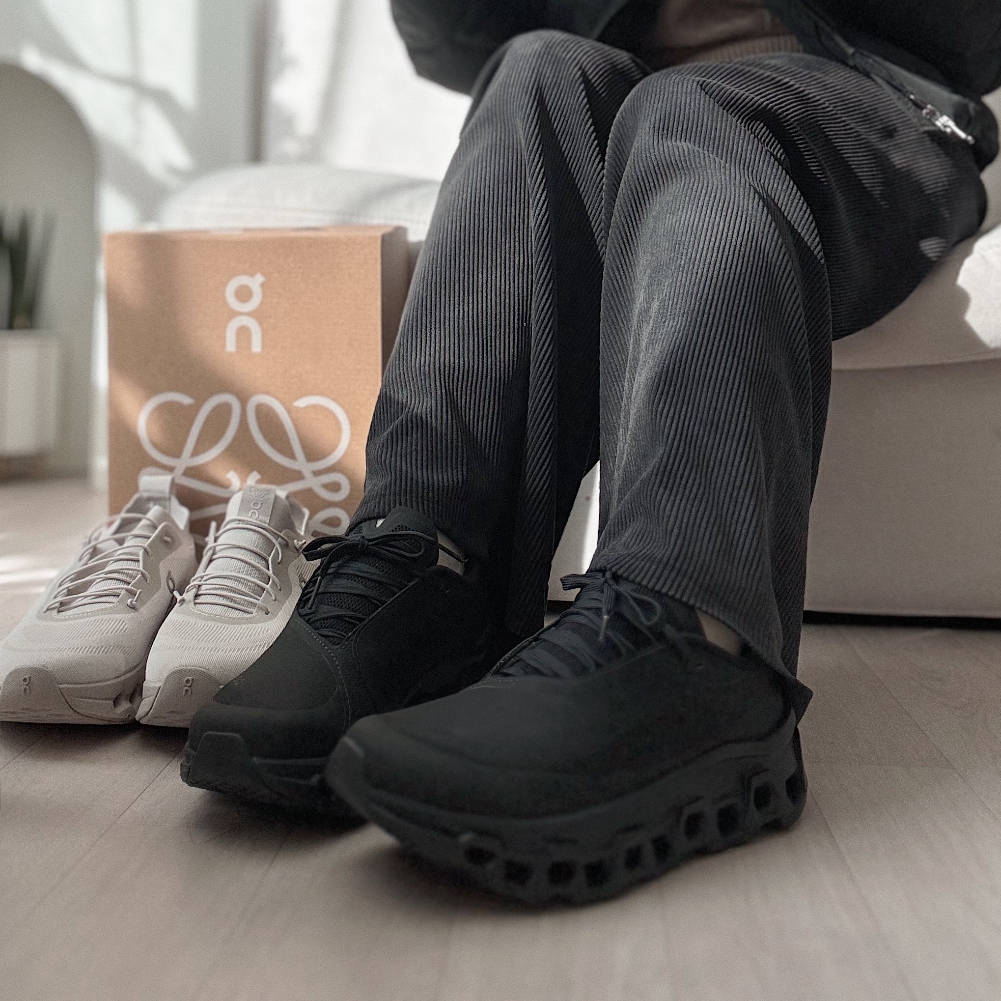 (W) Loewe x On Running Cloudtilt Sand, (W) On Running x Post Archive Faction (Paf) Cloudmonster 2 Black Magnet 착용 스타일 - 3