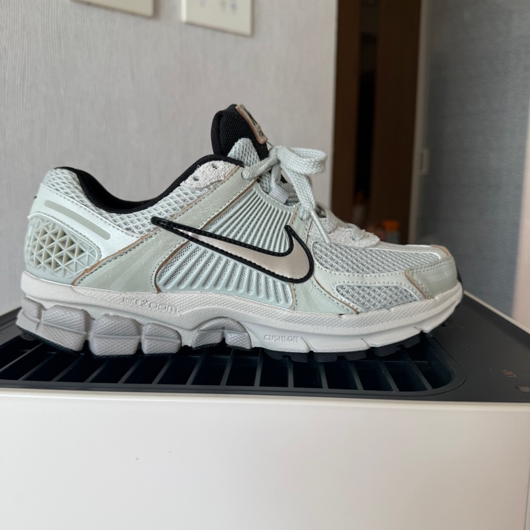 (W) Nike Zoom Vomero 5 Light Silver Chrome 착용 스타일