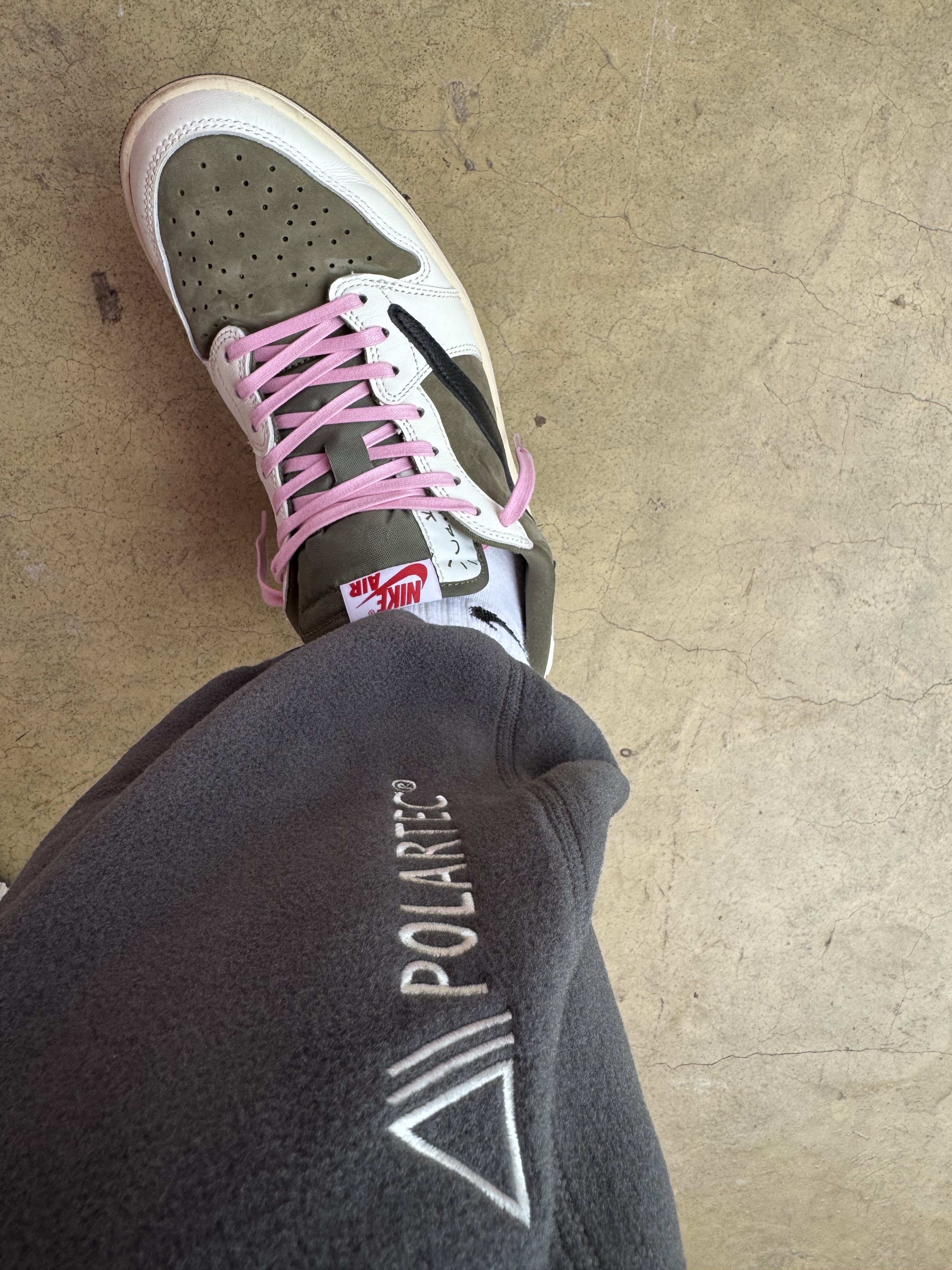 Nike ACG Polartec Wolf Tree Pants Anthracite Black - Asia, Jordan 1 x Travis Scott Retro Low OG SP Reverse Olive 착용 스타일 - 4