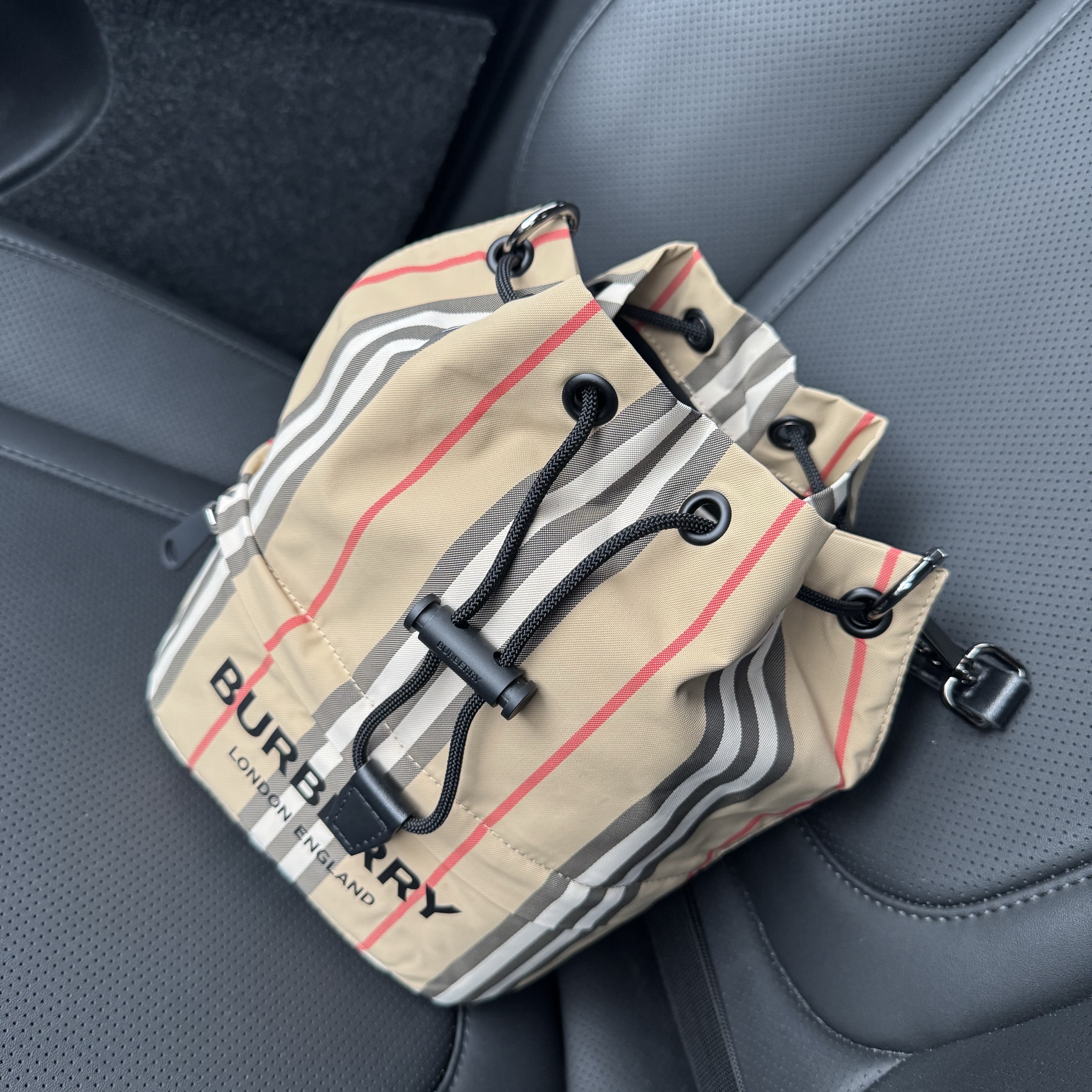 Burberry Icon Stripe Econyl Drawcord Pouch Archive Beige 착용 스타일