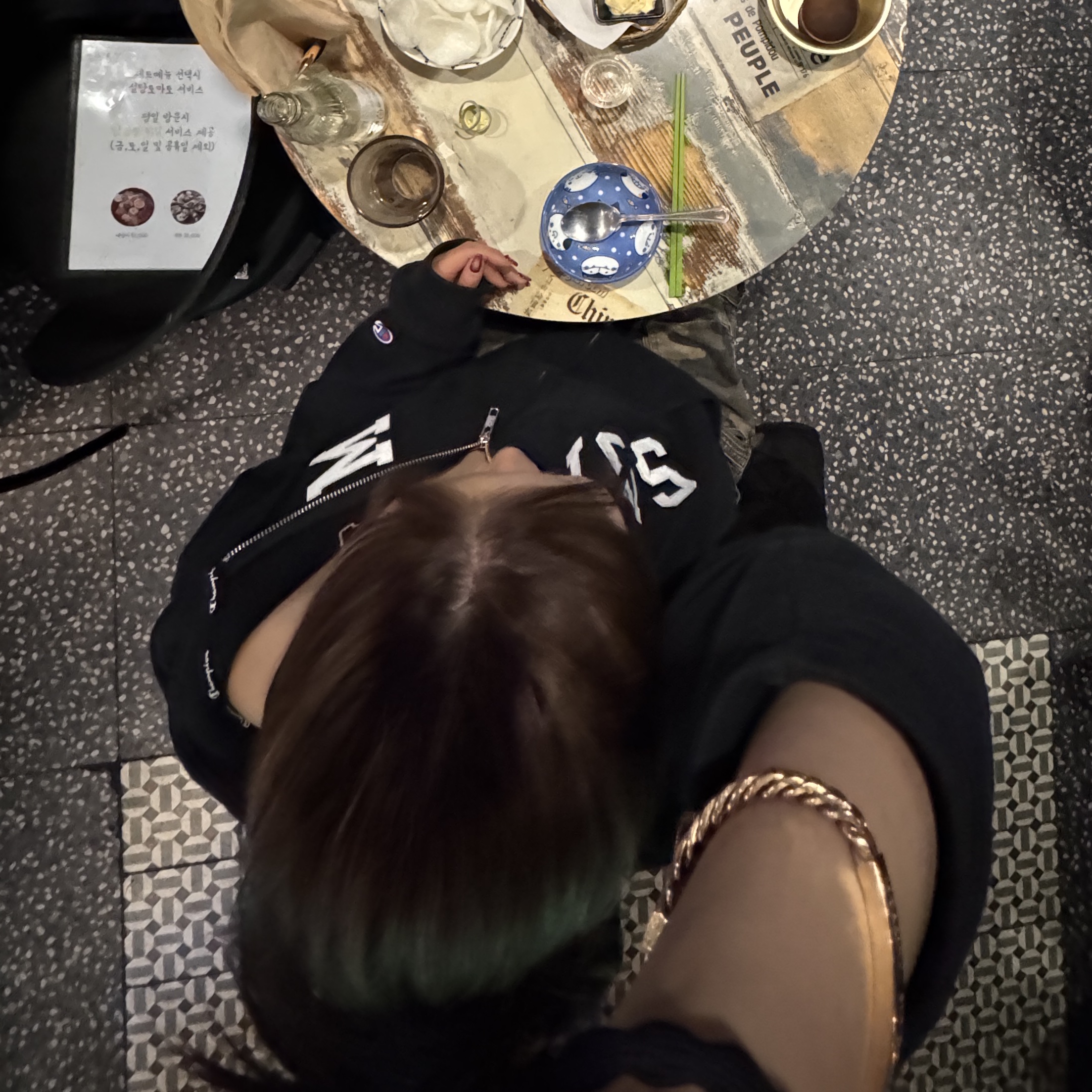 슈프림 x 챔피온 집업 후드 스웨트셔츠 블랙 - 24SS 착용 스타일 - 4