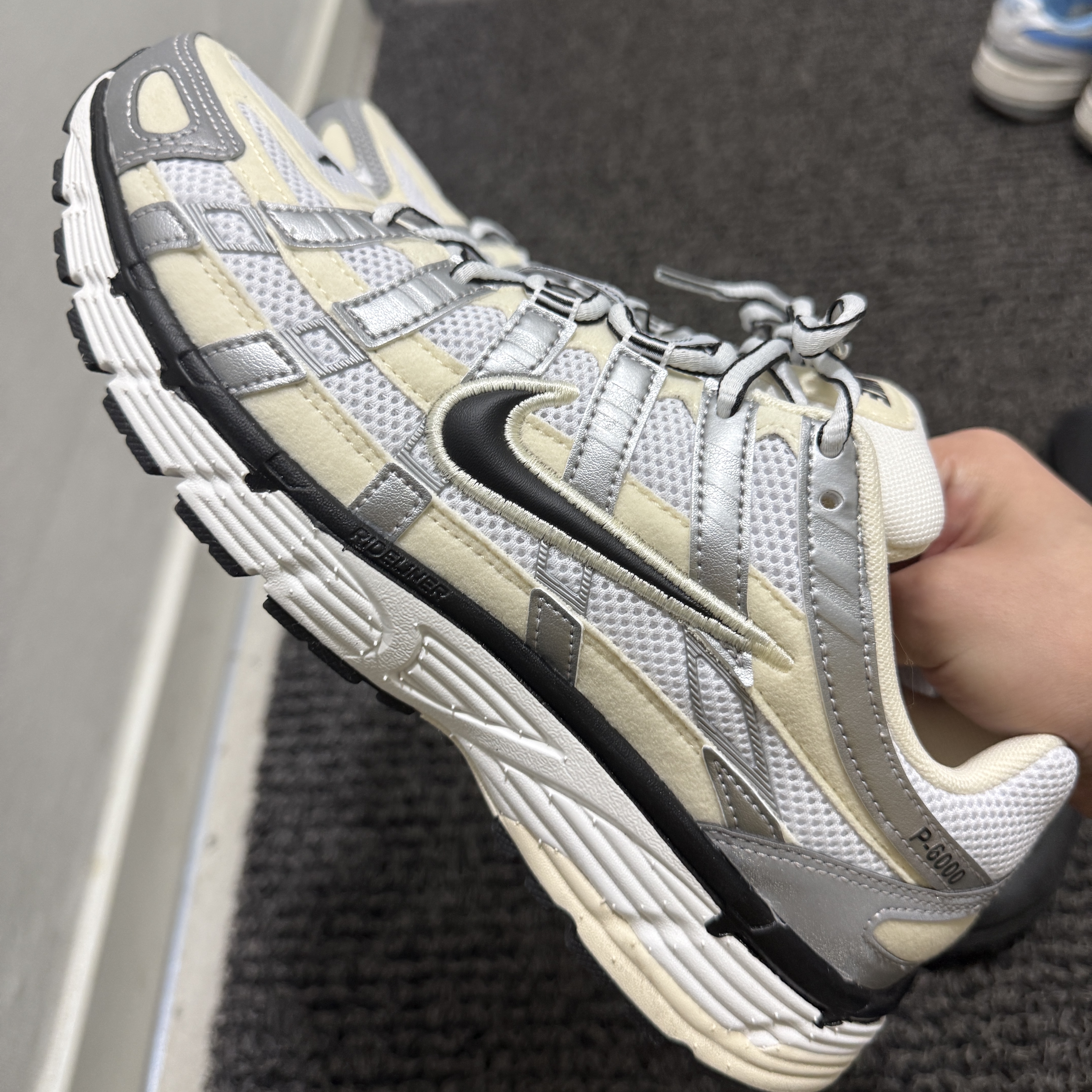 (W) Nike P-6000 Coconut Milk Metallic Silver 착용 스타일