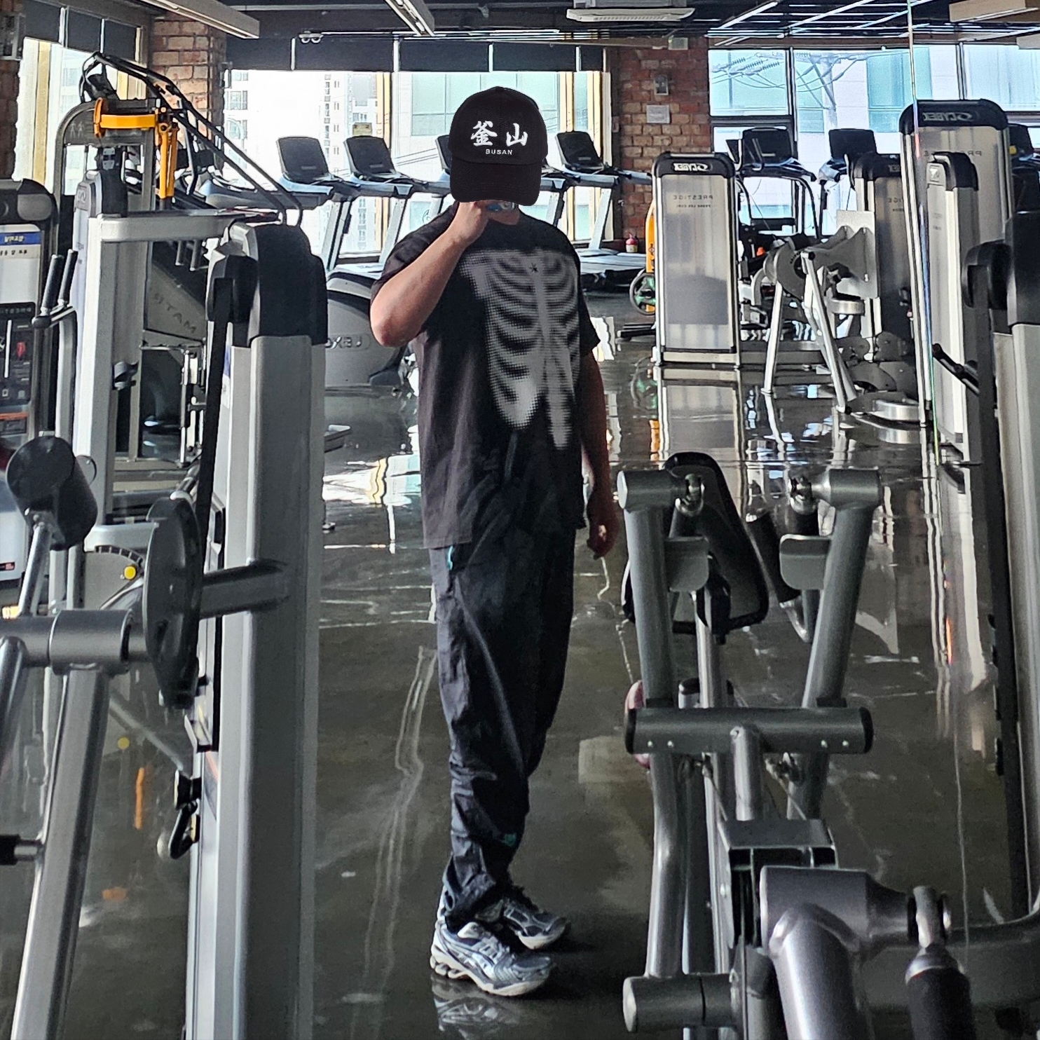 Darkr8m Studio Busan White Logo Cap, Darkr8m Studio Shibuya Logo Bones T-Shirt Black 착용 스타일 - 1