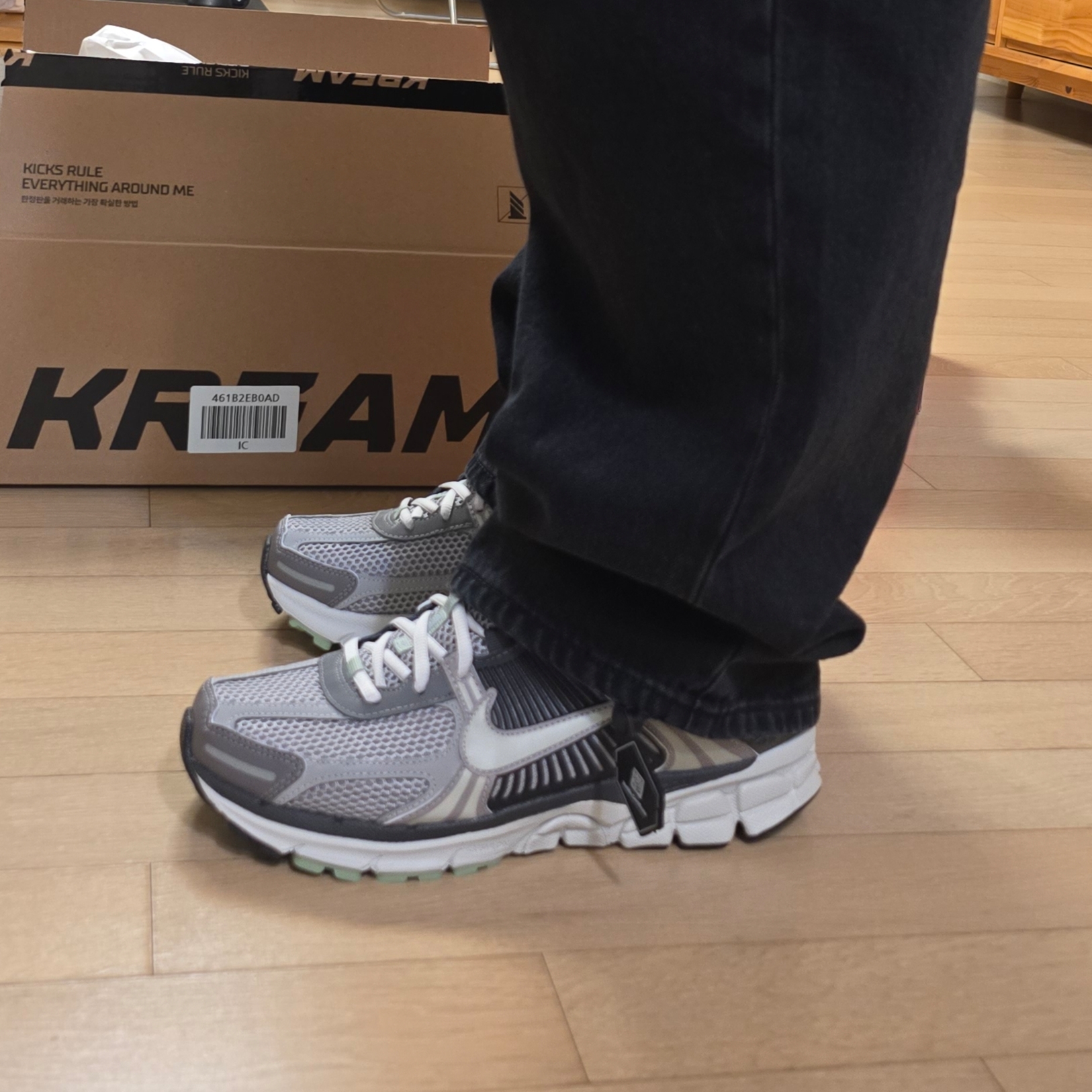 (W) Nike Zoom Vomero 5 Cobblestone and Flat Pewter 착용 스타일 - 3