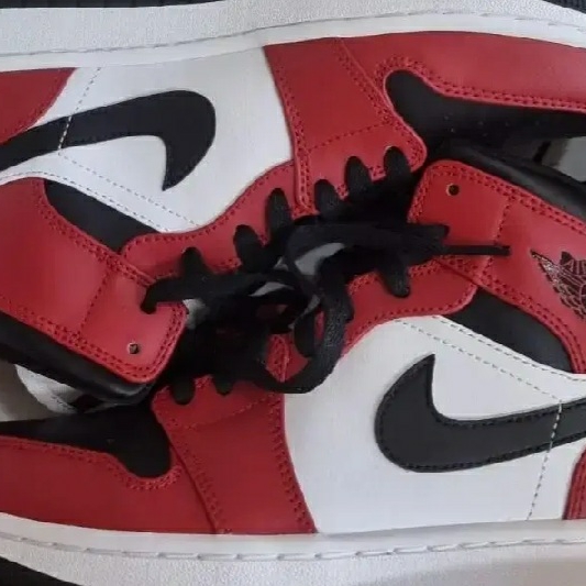 Jordan 1 Mid Chicago Black Toe 착용 스타일