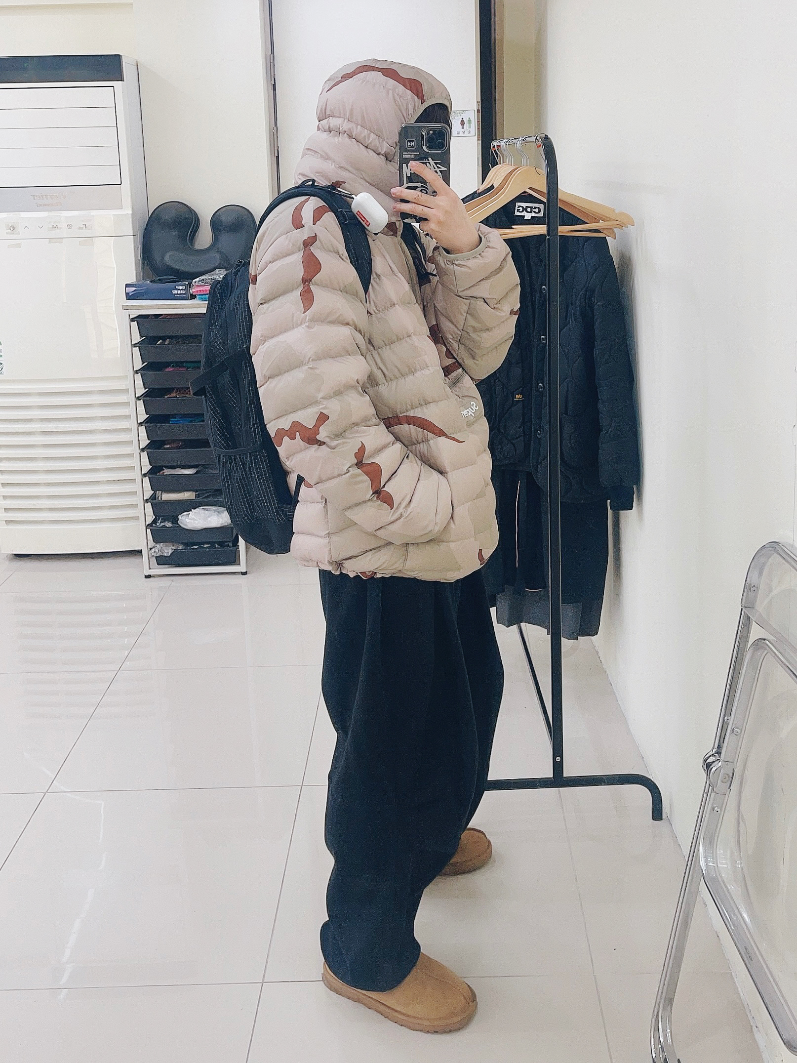 Supreme Micro Down Half Zip Hooded Pullover Desert Camo - 24FW, Apple Airpods Pro 2nd Gen with MagSafe Charging Case USB C (Korean Ver.) 착용 스타일 - 2
