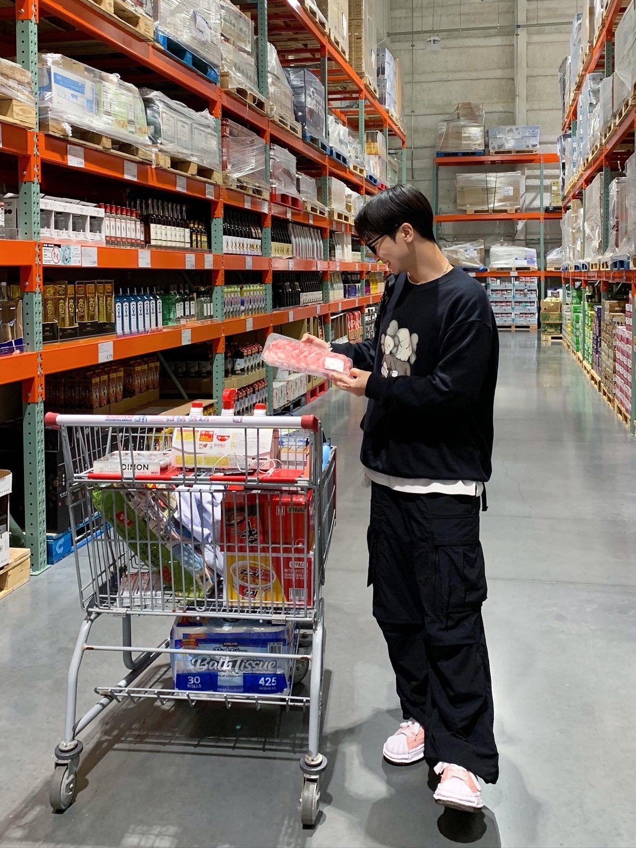 Uniqlo UT x Kaws Long Sleeve Sweatshirt Black 착용 스타일