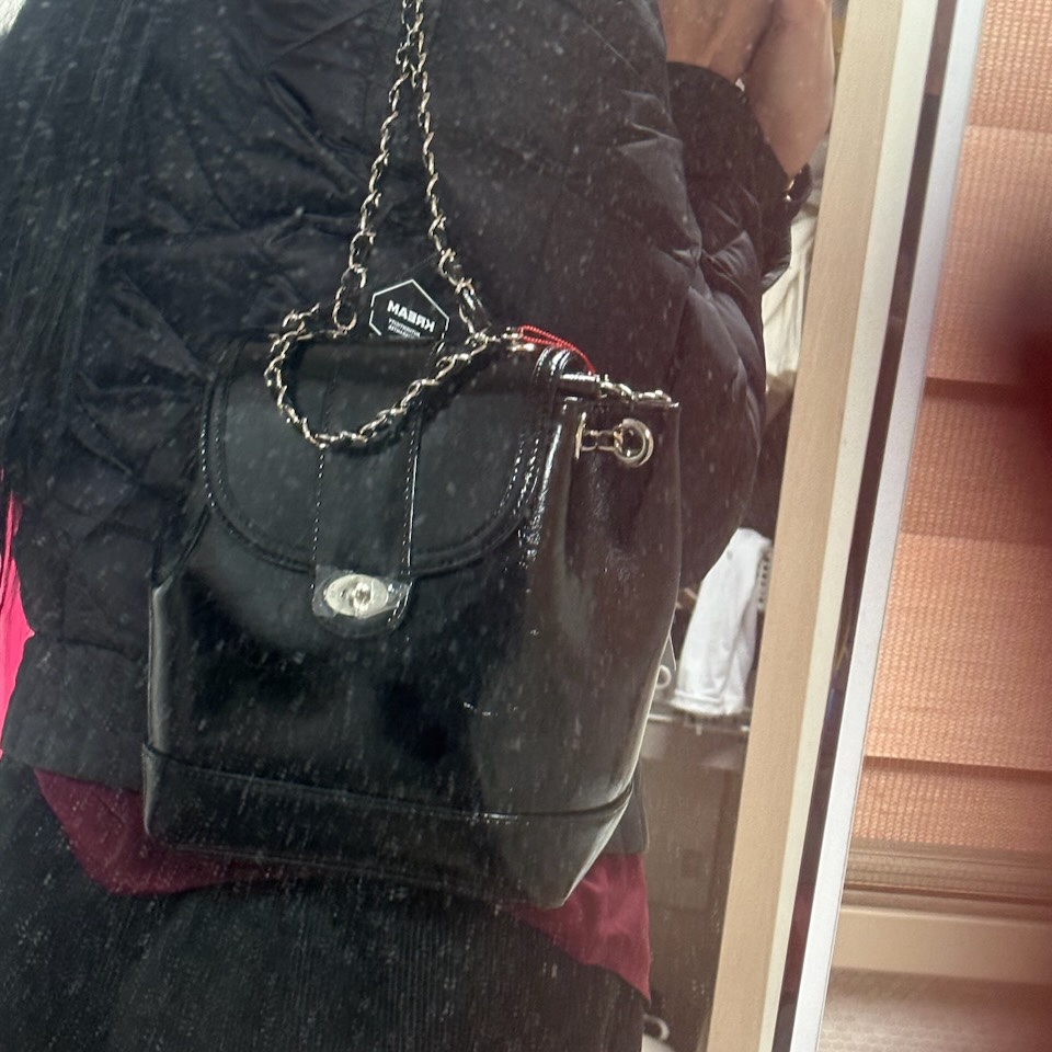 Cardinal Red Hawoo-A Bag Black 착용 스타일