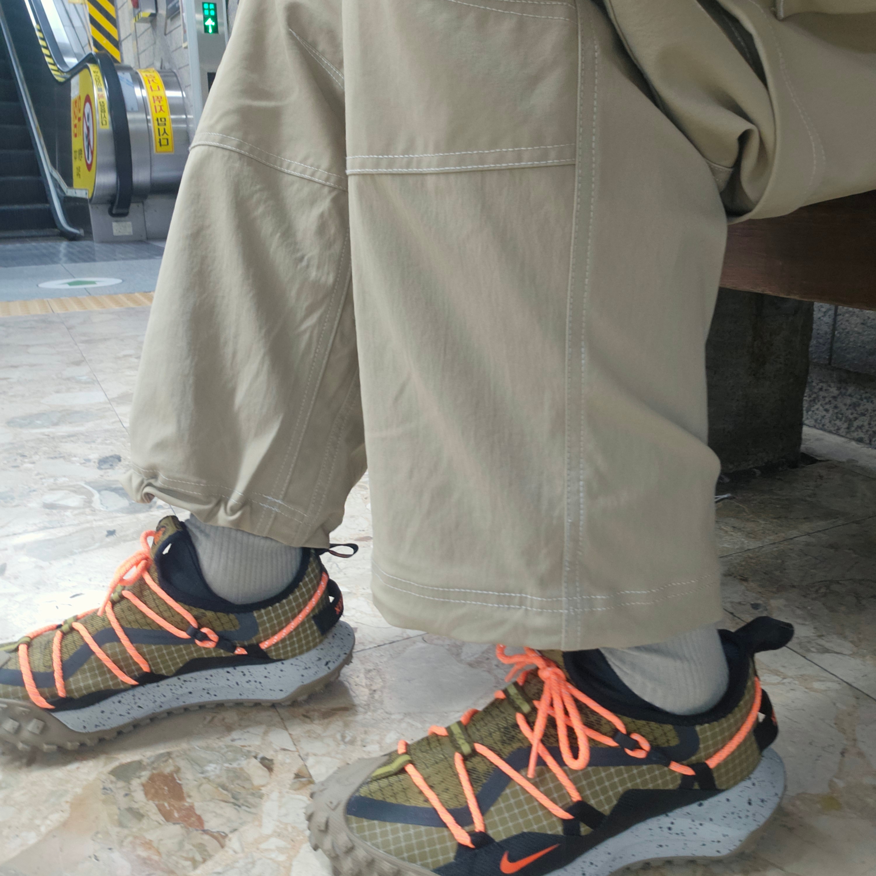 Nike ACG Smith Summit Cargo Pants Khaki Iron Ore - Asia, Nike ACG Mountain Fly Low Gore-Tex SE Hazel Rush 착용 스타일 - 8