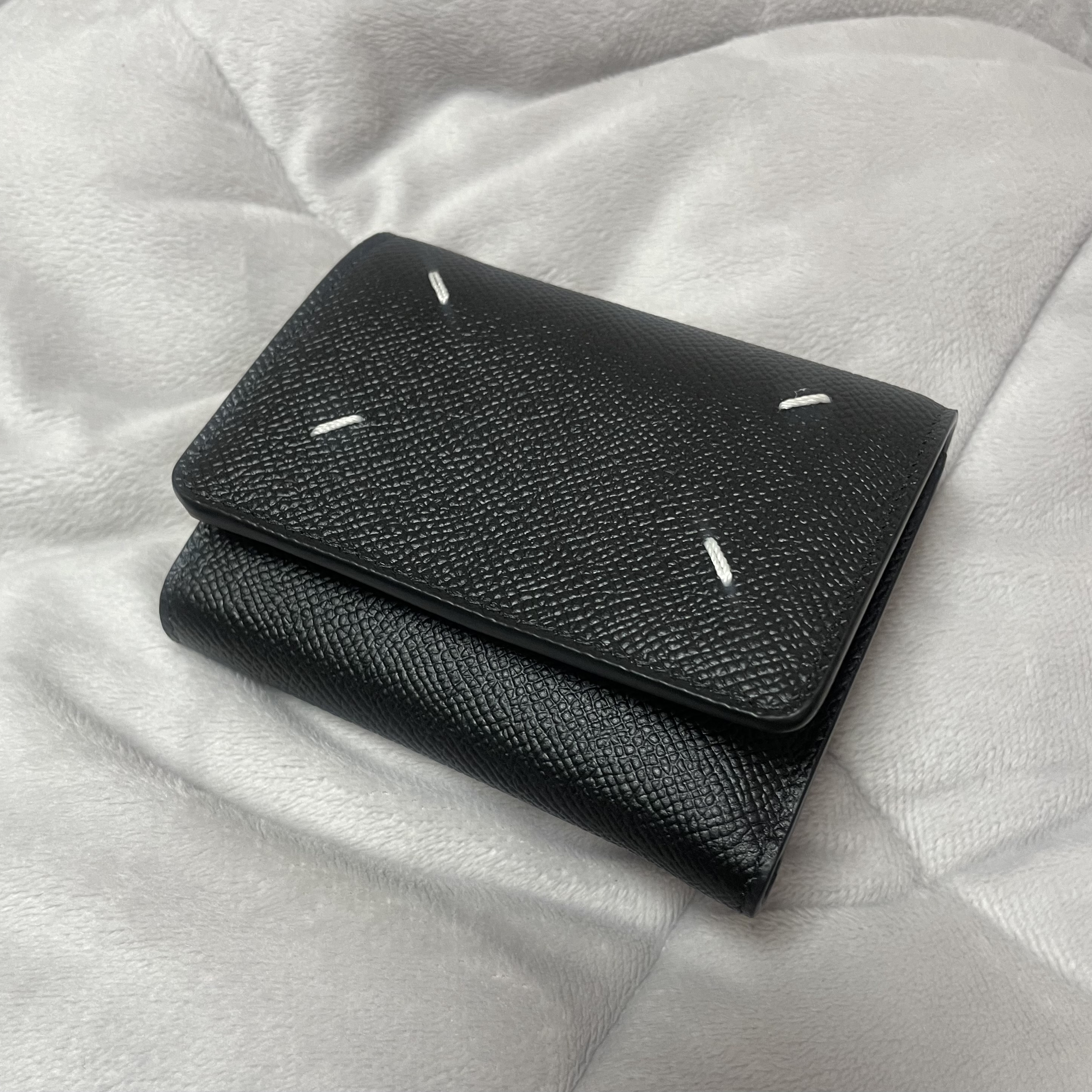 Maison Margiela Zip Compact Tri-Fold Wallet Black 착용 스타일