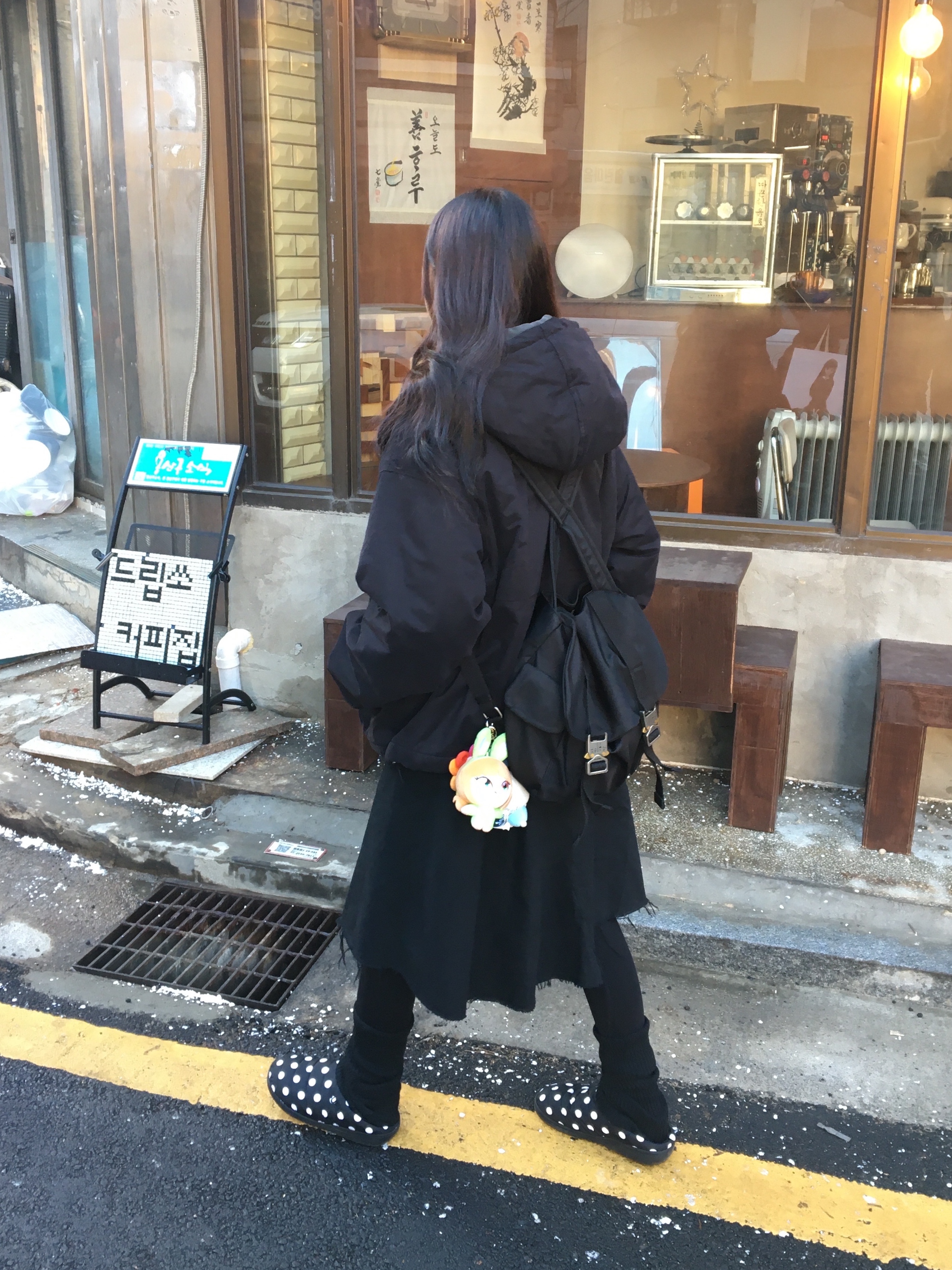 NewJeans x Murakami Plush Keyring Flower, NewJeans x Murakami Plush Keyring Haerin 착용 스타일 - 4