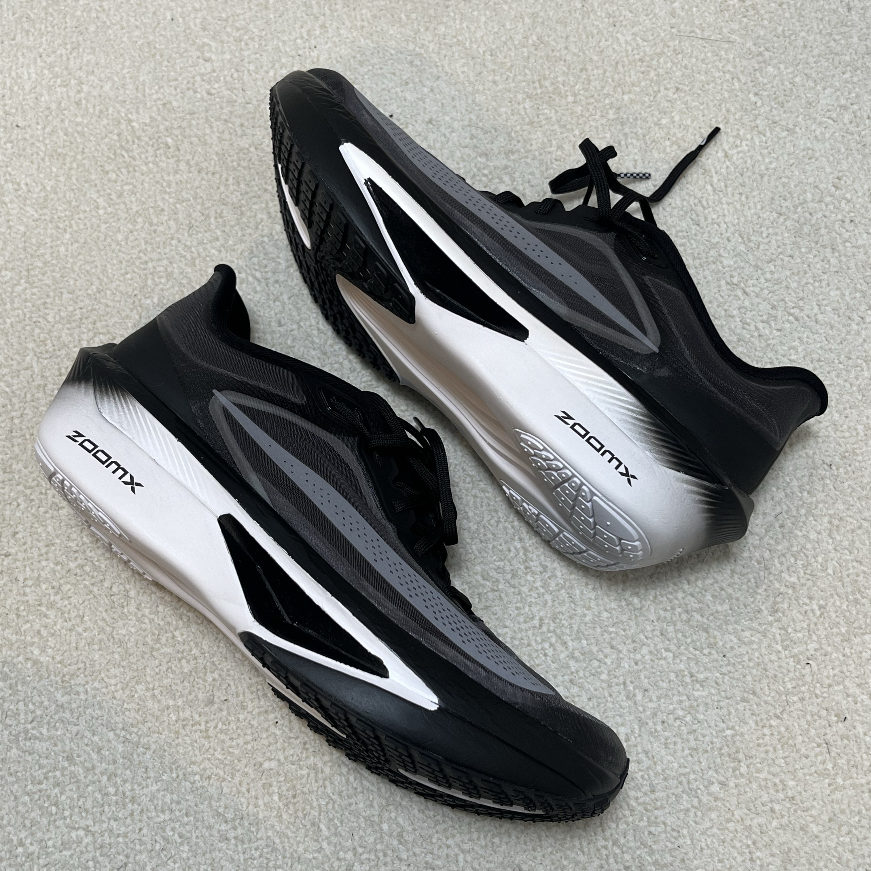 Nike Zoom Fly 6 Black Light Smoke Grey 착용 스타일 - 1