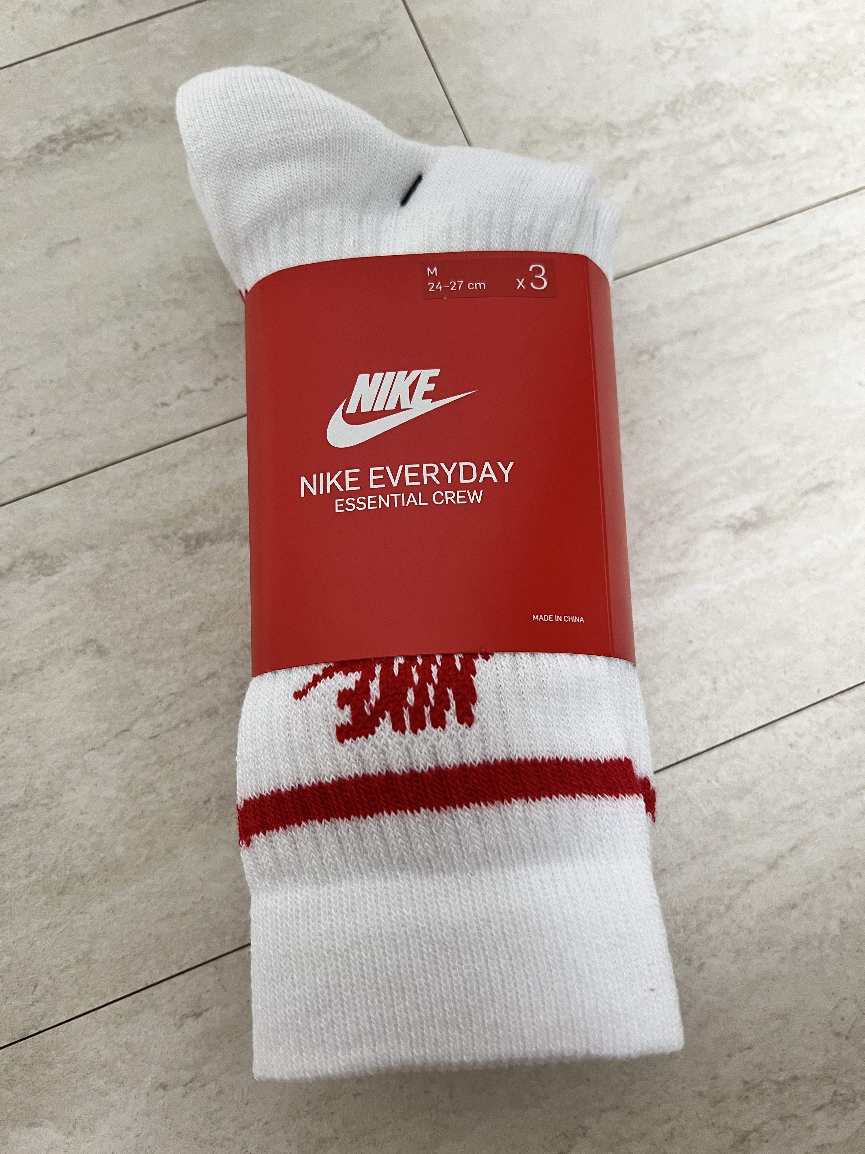 Nike NSW Everyday Essential Crew Socks White University Red (3 Pack/Korean Ver.) 착용 스타일