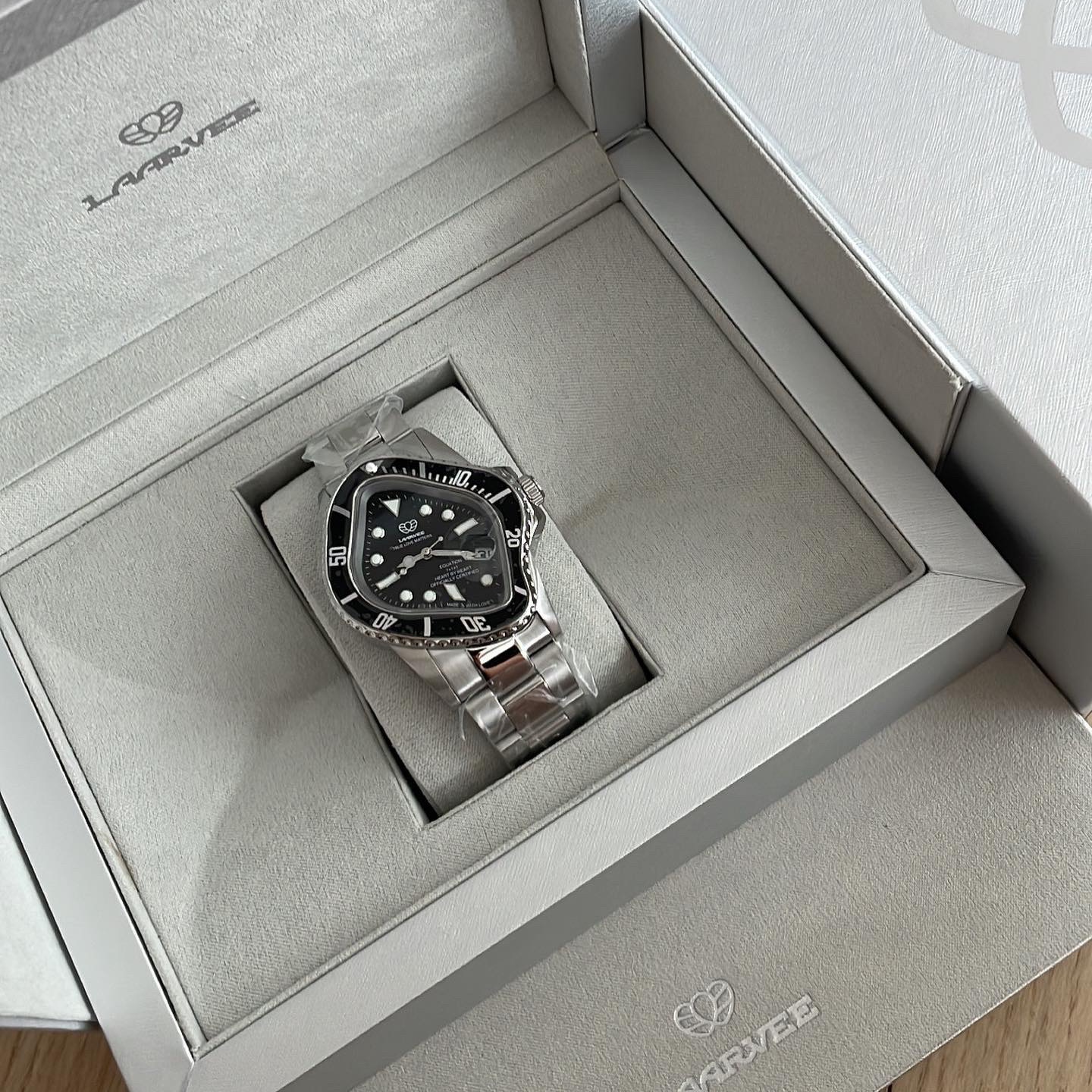 Laarvee PEA001 Silver Precision Steel Black Bezel Black Dial 착용 스타일