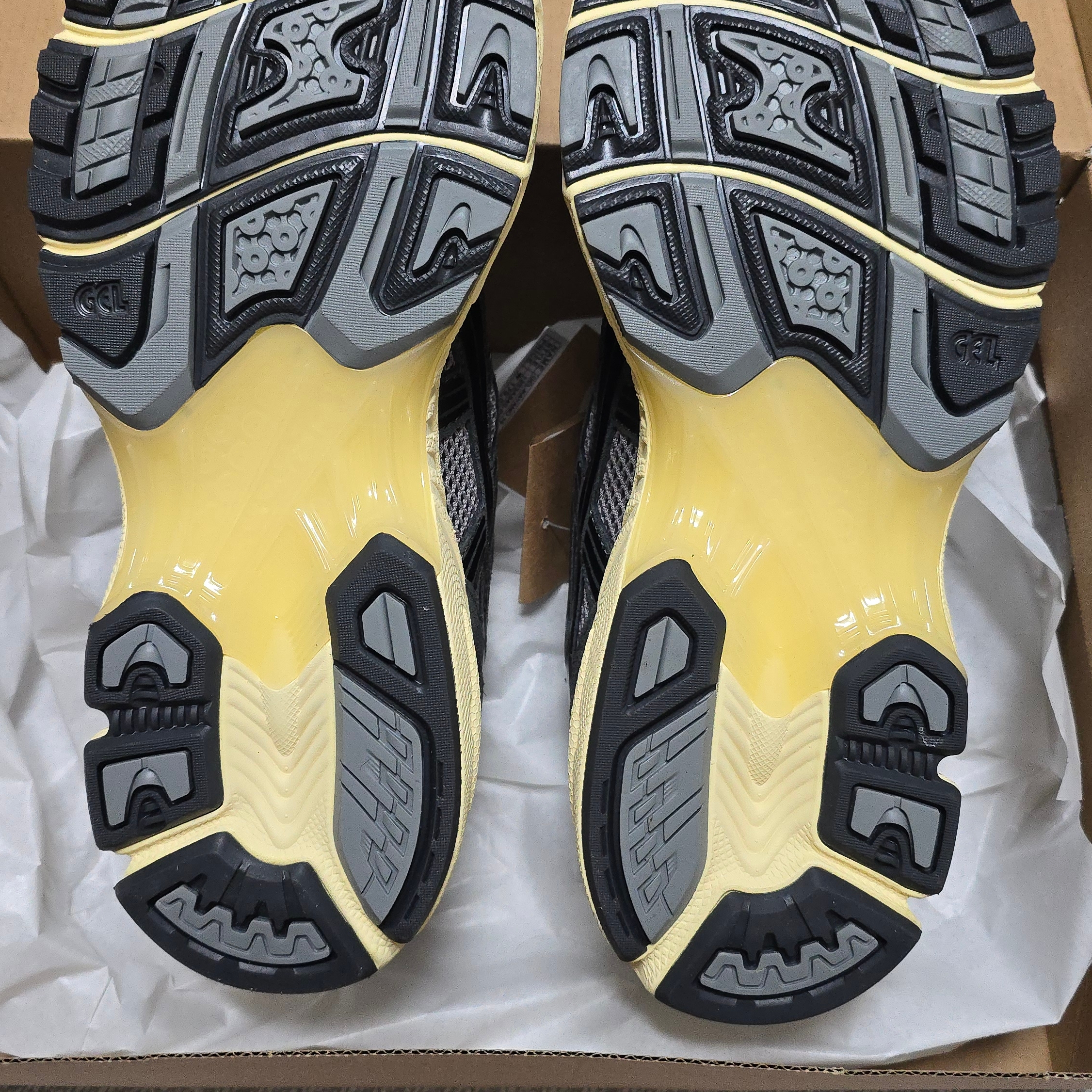 Asics Gel-Kayano 14 Clay Grey Black 착용 스타일 - 4