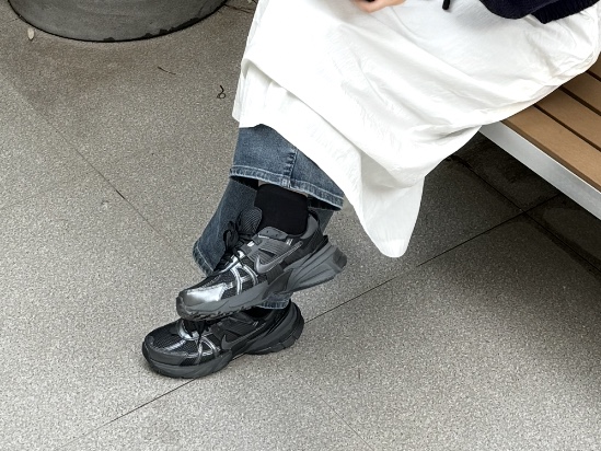 Nike V2K Run Black Anthracite 착용 스타일