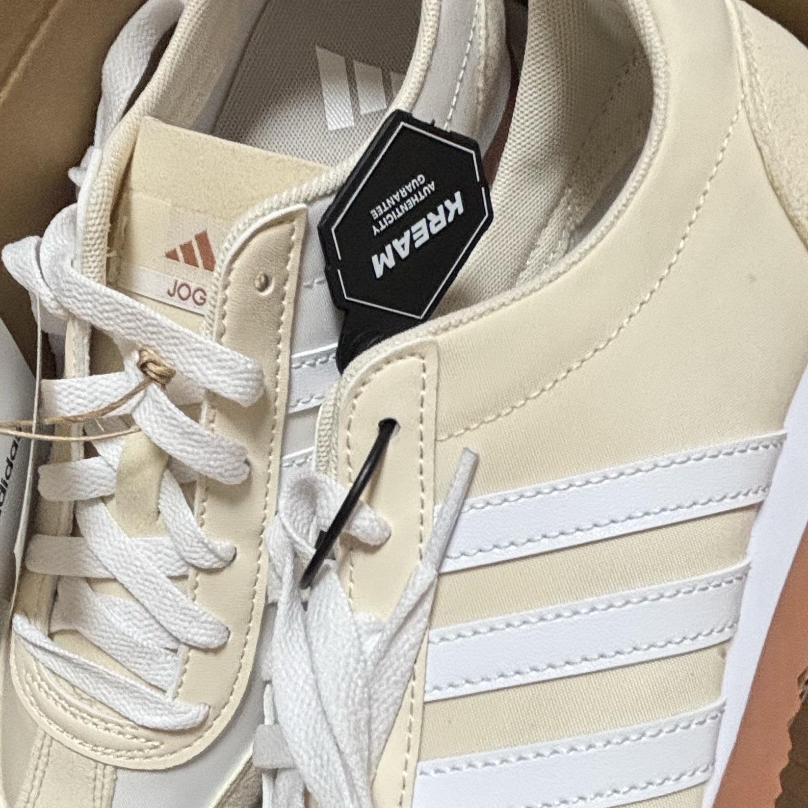 Adidas VS Jog 2.0 Wonder White Cloud White 착용 스타일
