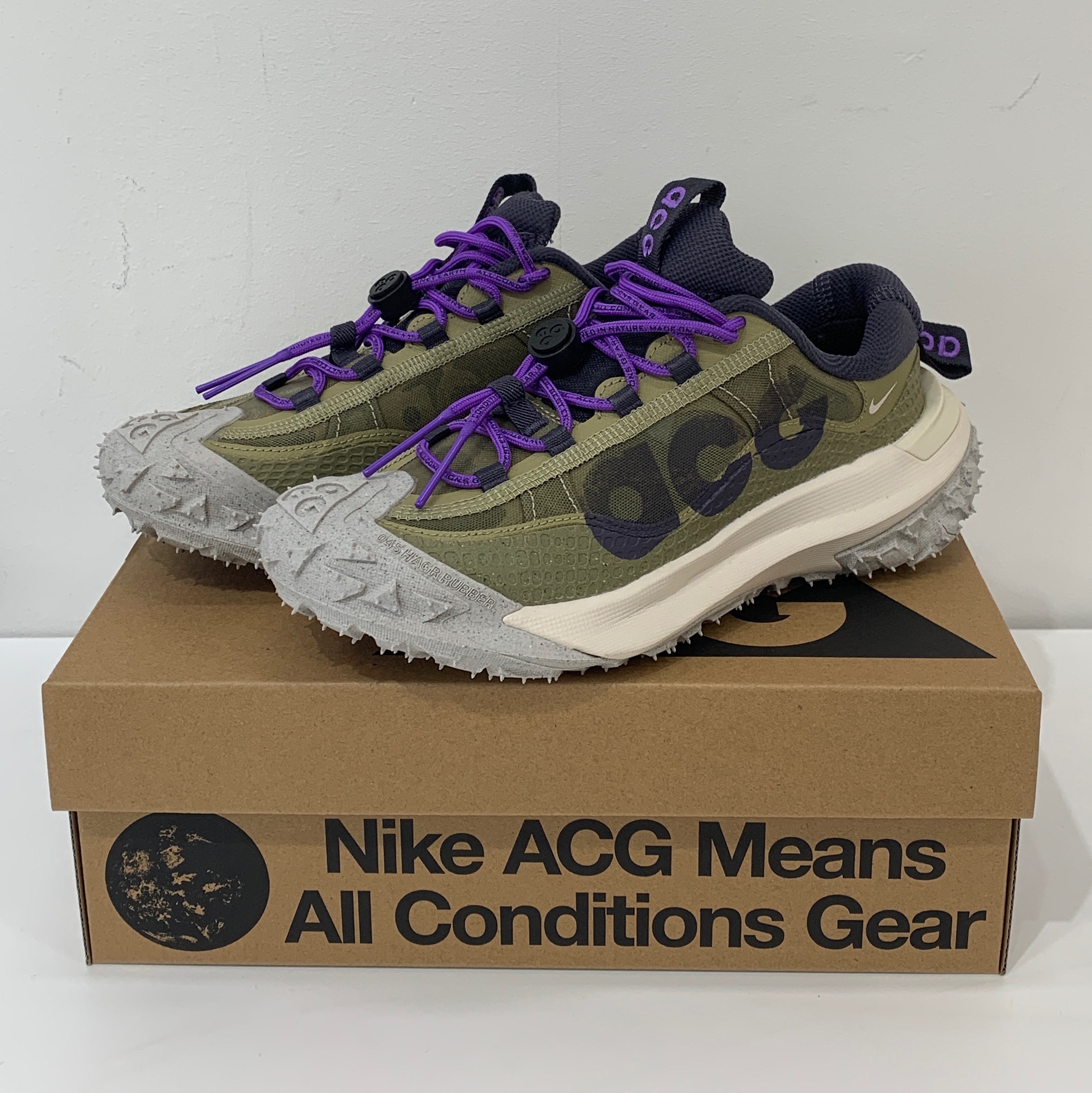 Nike ACG Mountain Fly 2 Low Neutral Olive and Mountain Grape 착용 스타일 - 2