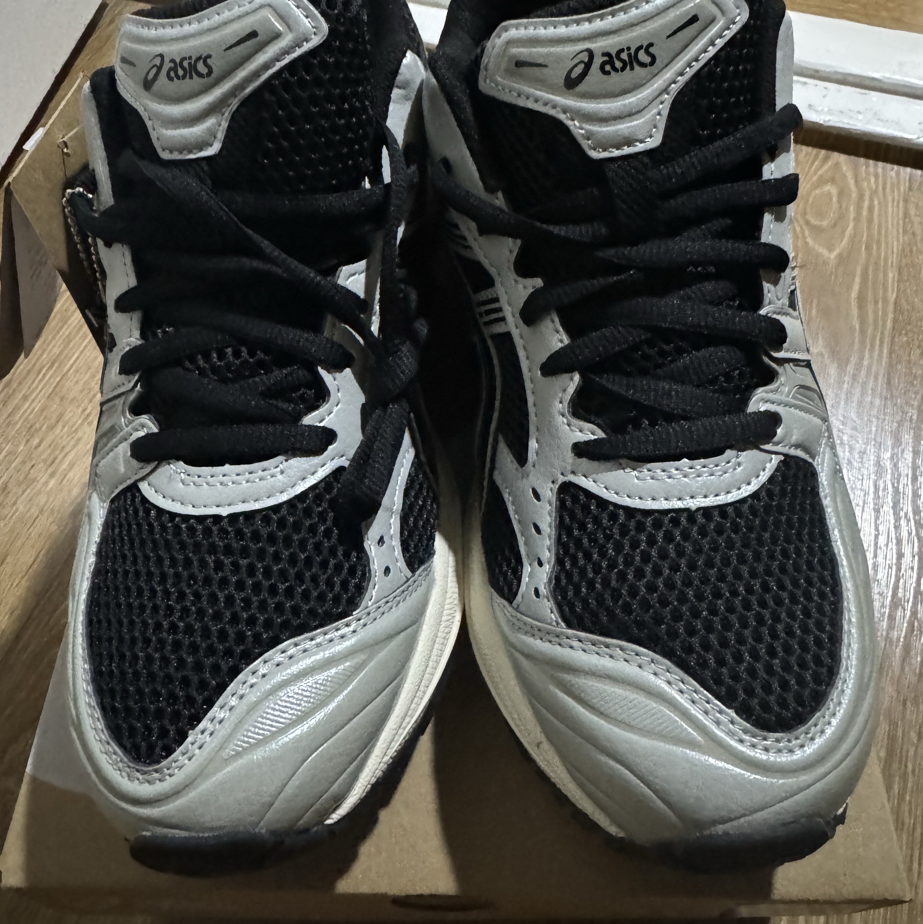 Asics Gel-Kayano 14 Black Seal Grey 착용 스타일 - 1