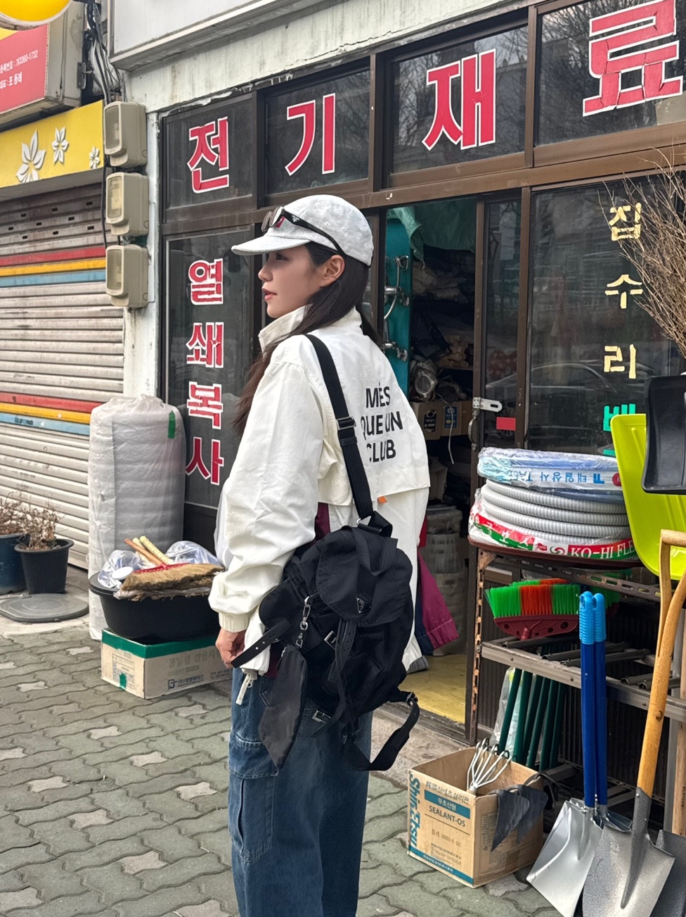 FC 바르셀로나 클래식 라인 바람막이 아이보리, 프라다 심볼 선글라스 슬레이트 그레이 렌즈 얼터너티브 핏 착용 스타일 - 4