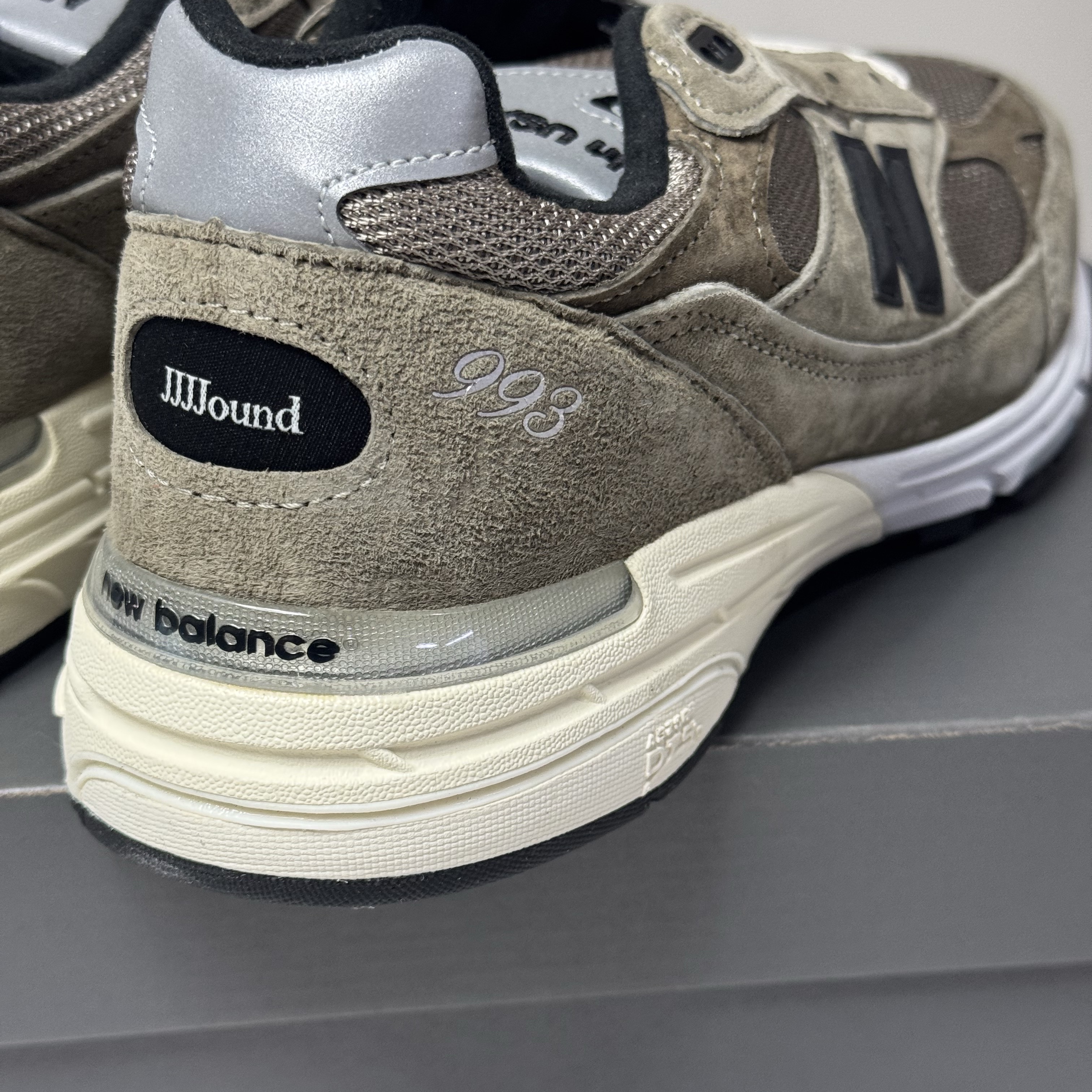 New Balance x JJJJound 993 Made in USA Mushroom White 착용 스타일 - 1