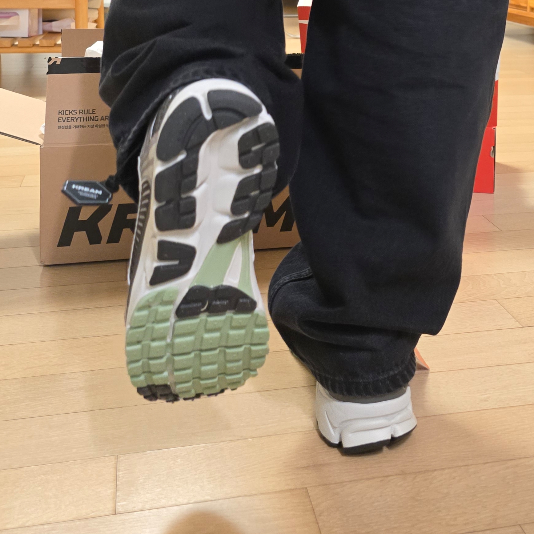 (W) Nike Zoom Vomero 5 Cobblestone and Flat Pewter 착용 스타일 - 6