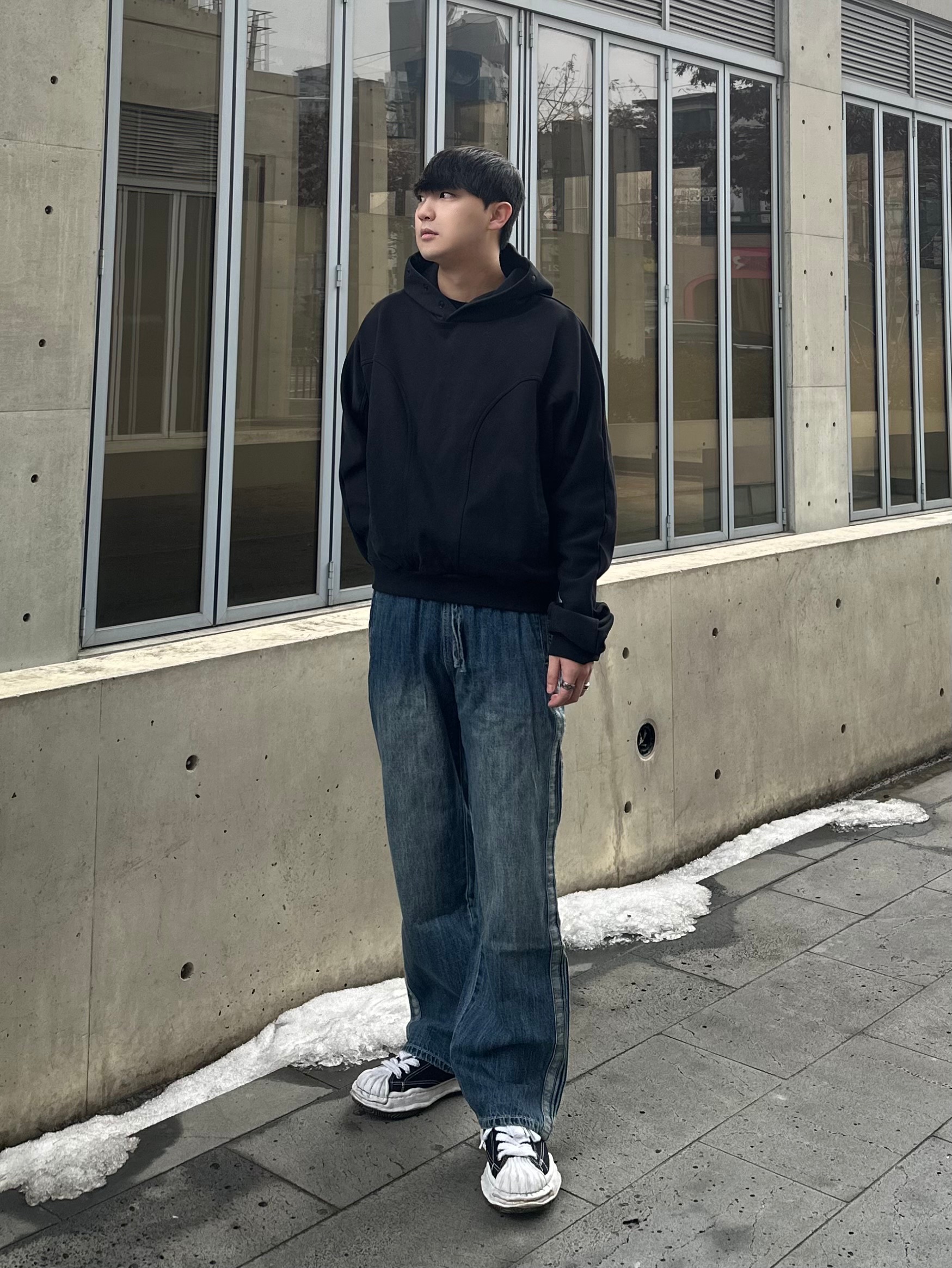 메종 미하라 야스히로 피터슨 OG 솔 캔버스 로우 스니커즈 블랙 착용 스타일 - 1