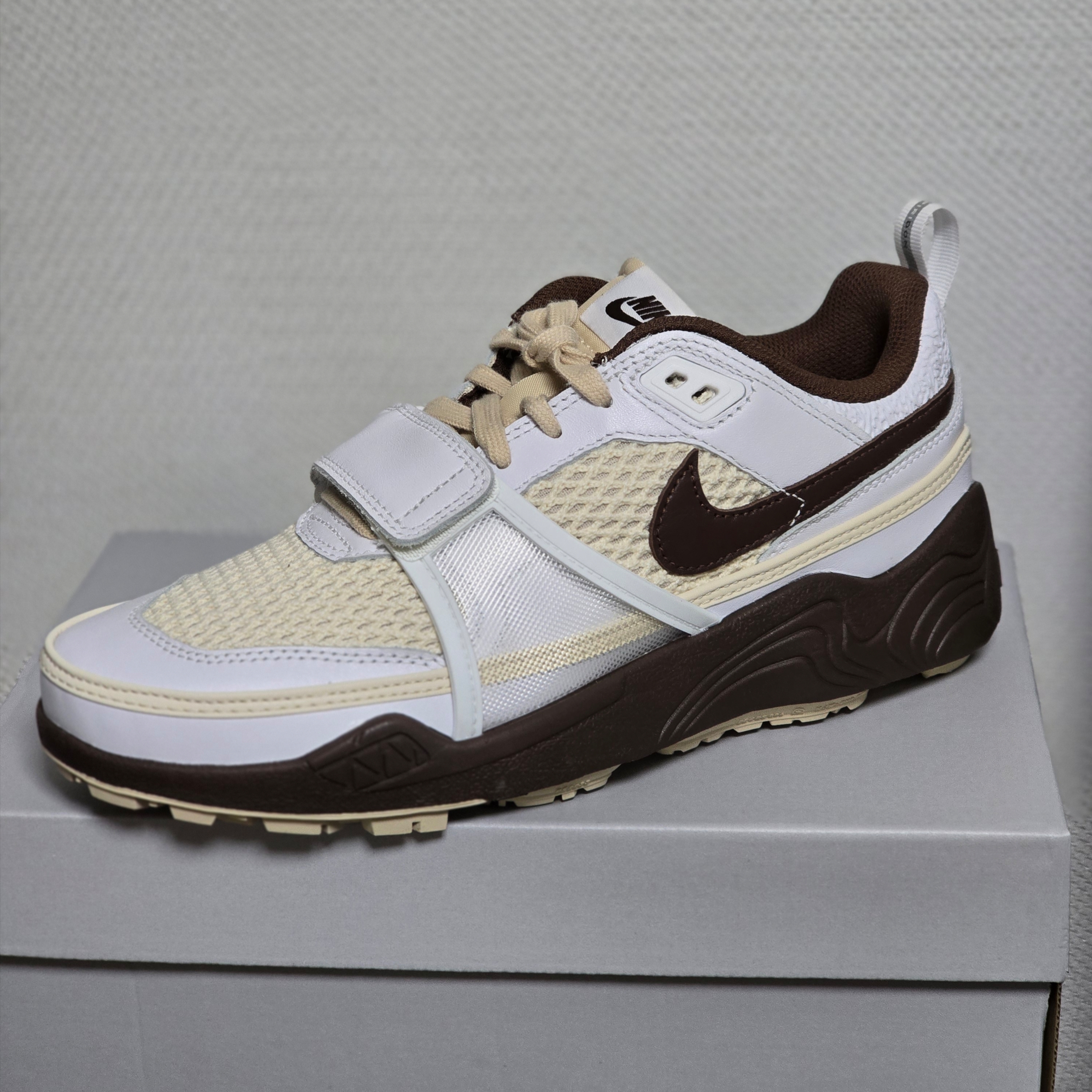 Nike x Travis Scott Zoom Field Jaxx White and Light Chocolate 착용 스타일
