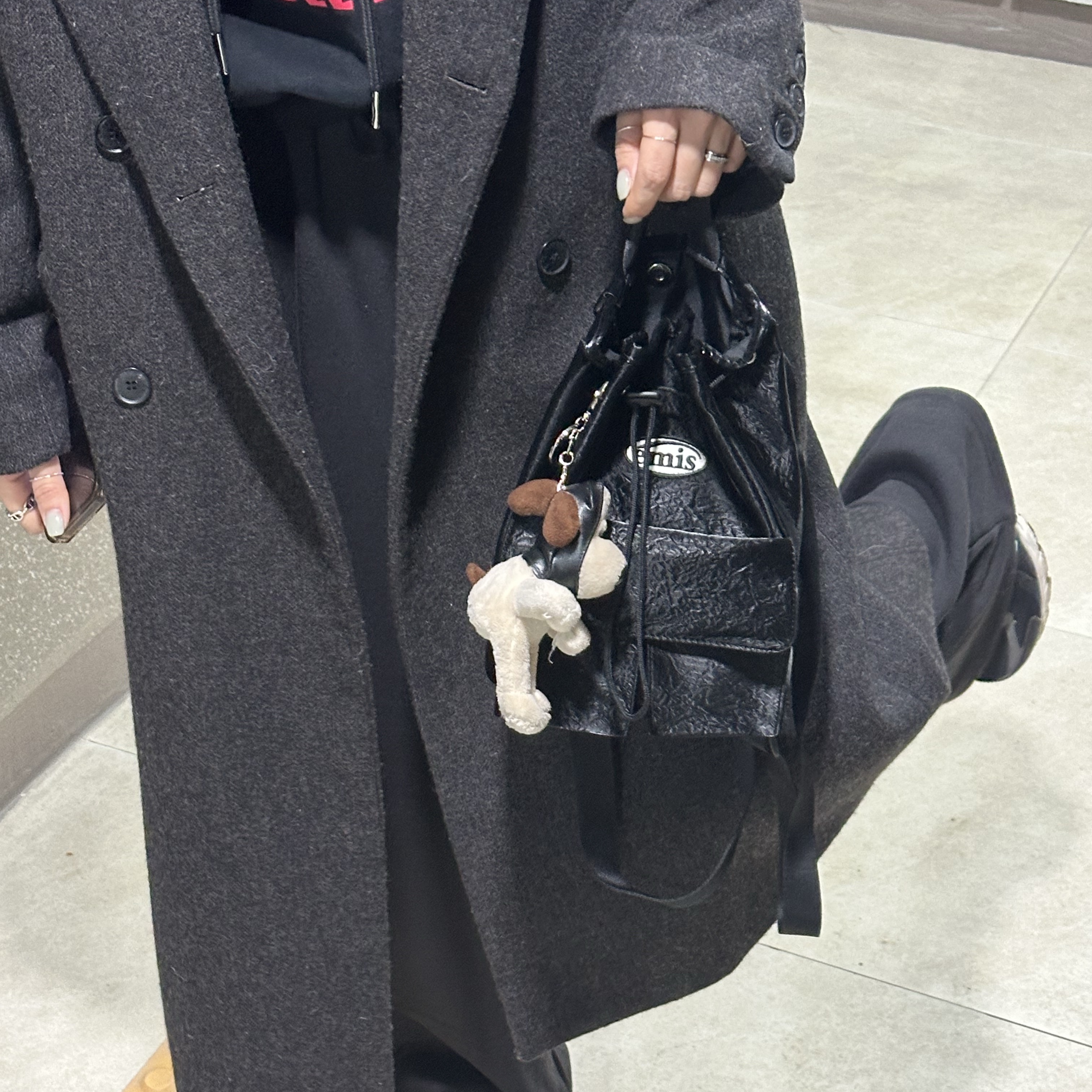 Emis Mini Wappen Pocket Backpack Black 착용 스타일