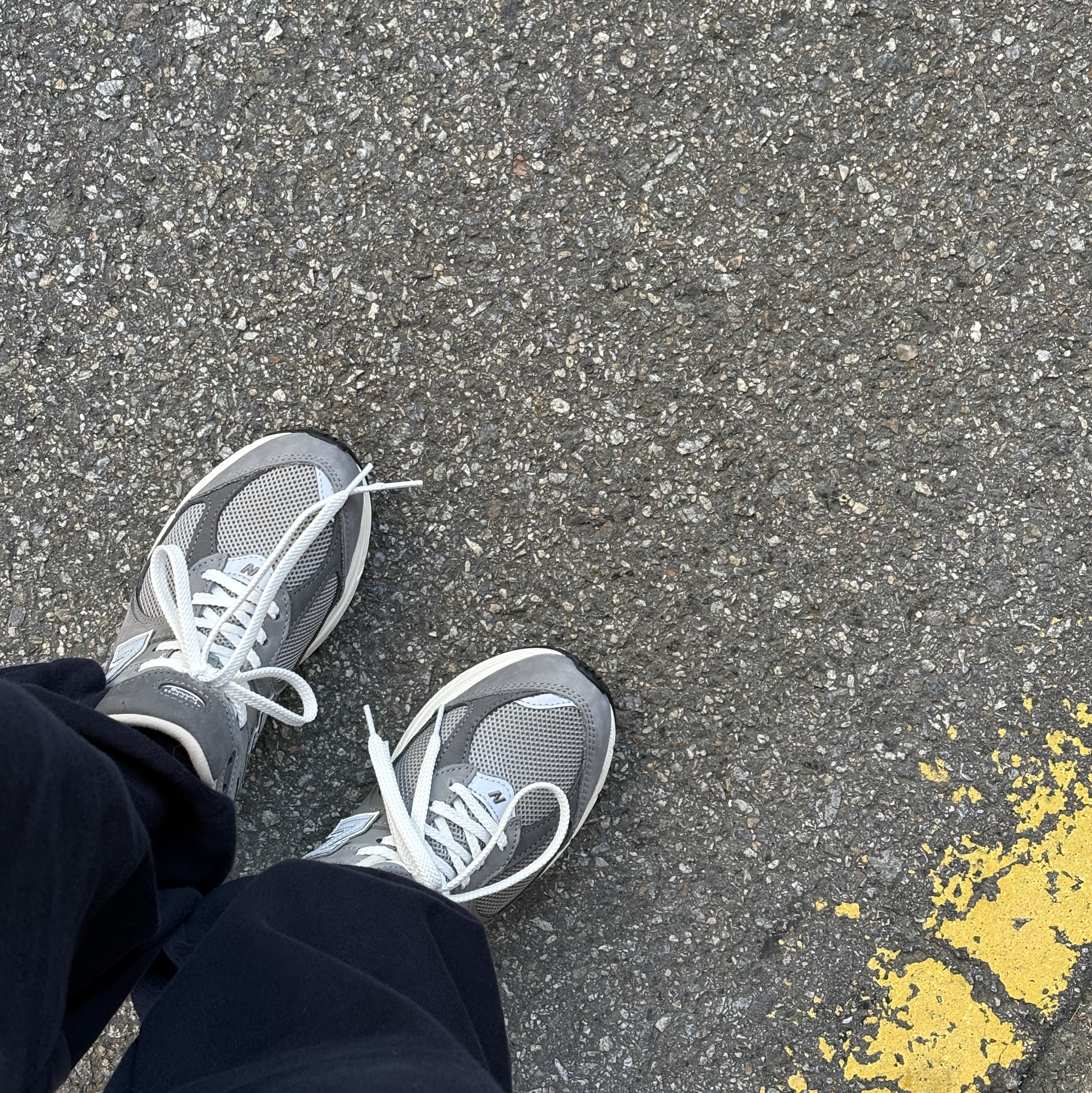 New Balance 2002R Premium Vintage Grey 착용 스타일