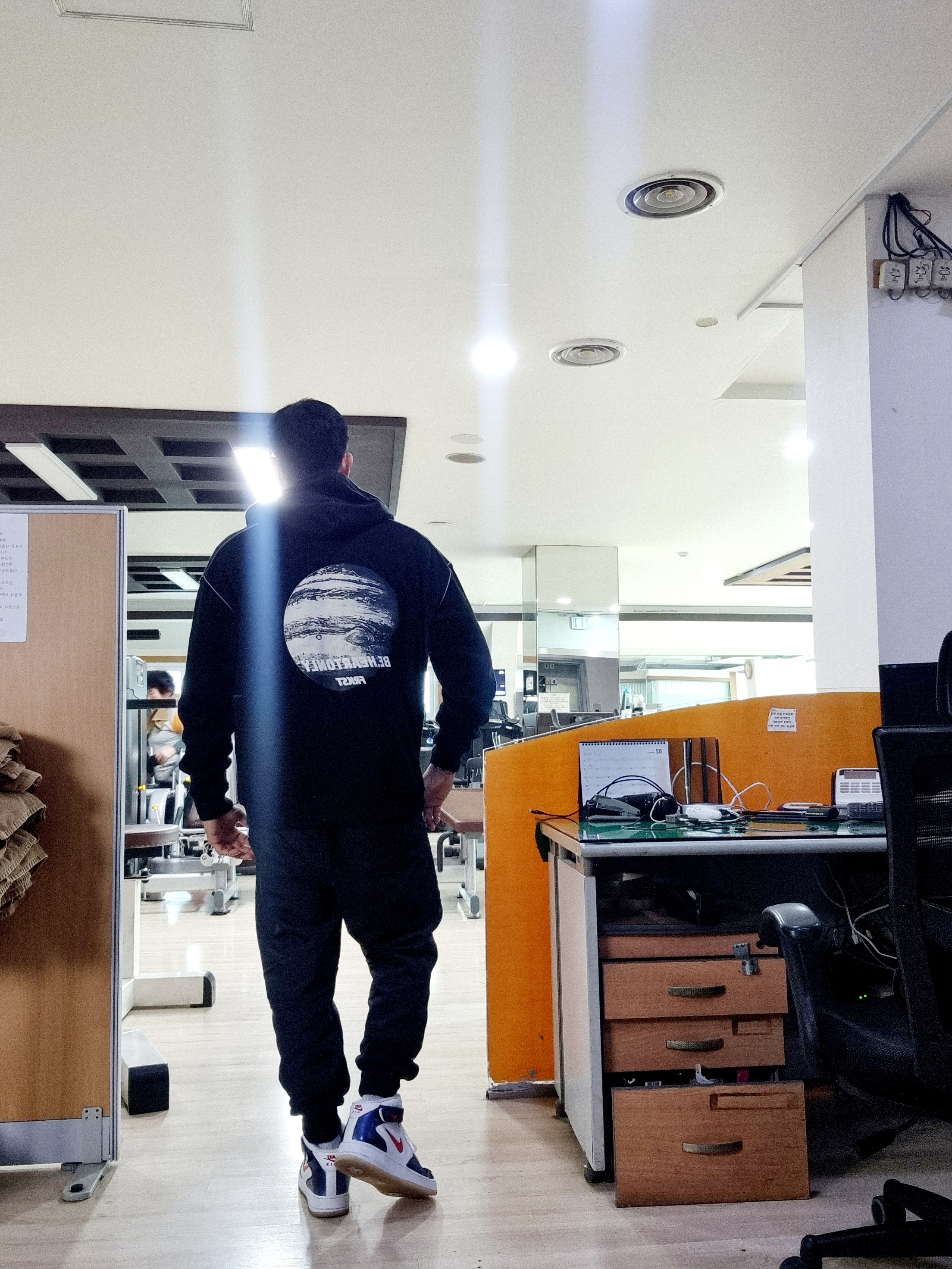 Nike Air Force 1 Mid QS University Red and Midnight Navy 착용 스타일 - 1