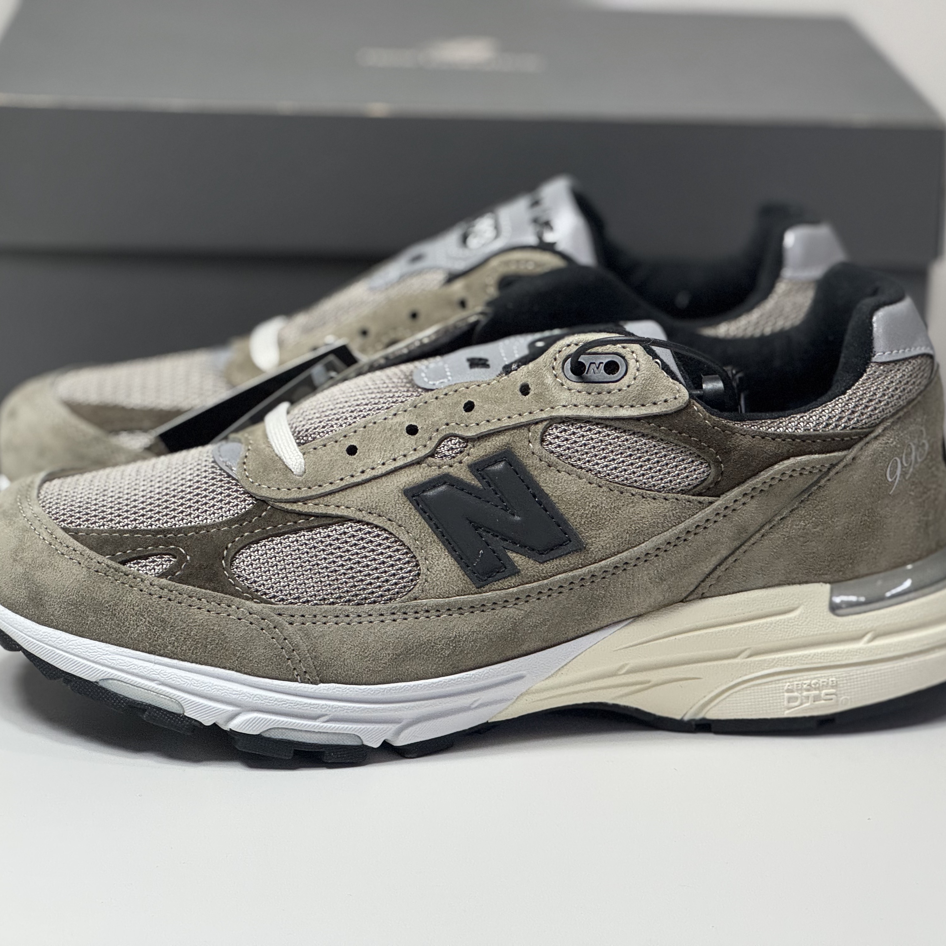 New Balance x JJJJound 993 Made in USA Mushroom White 착용 스타일 - 2