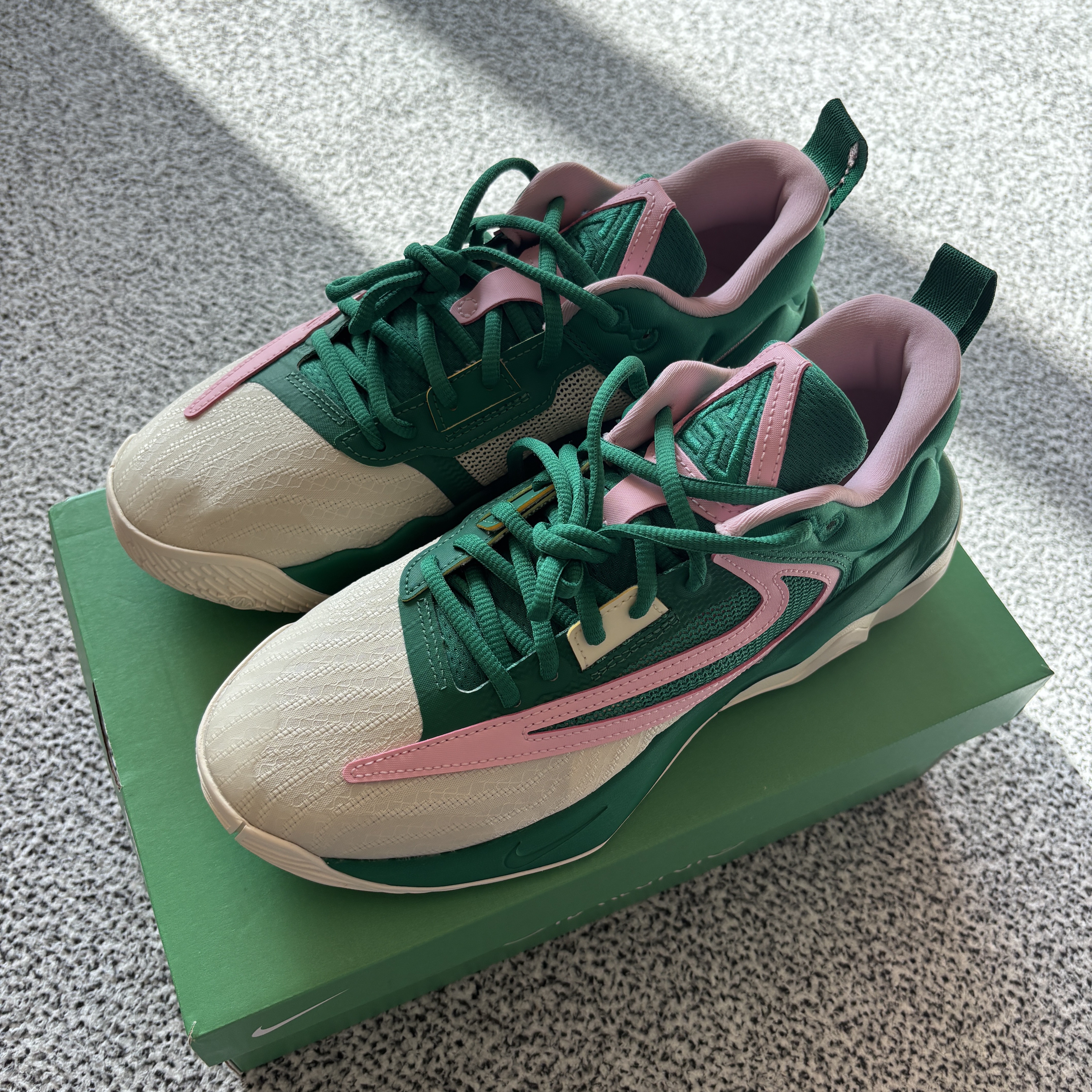 Nike Giannis Immortality 3 EP Malachite Medium Soft Pink 착용 스타일