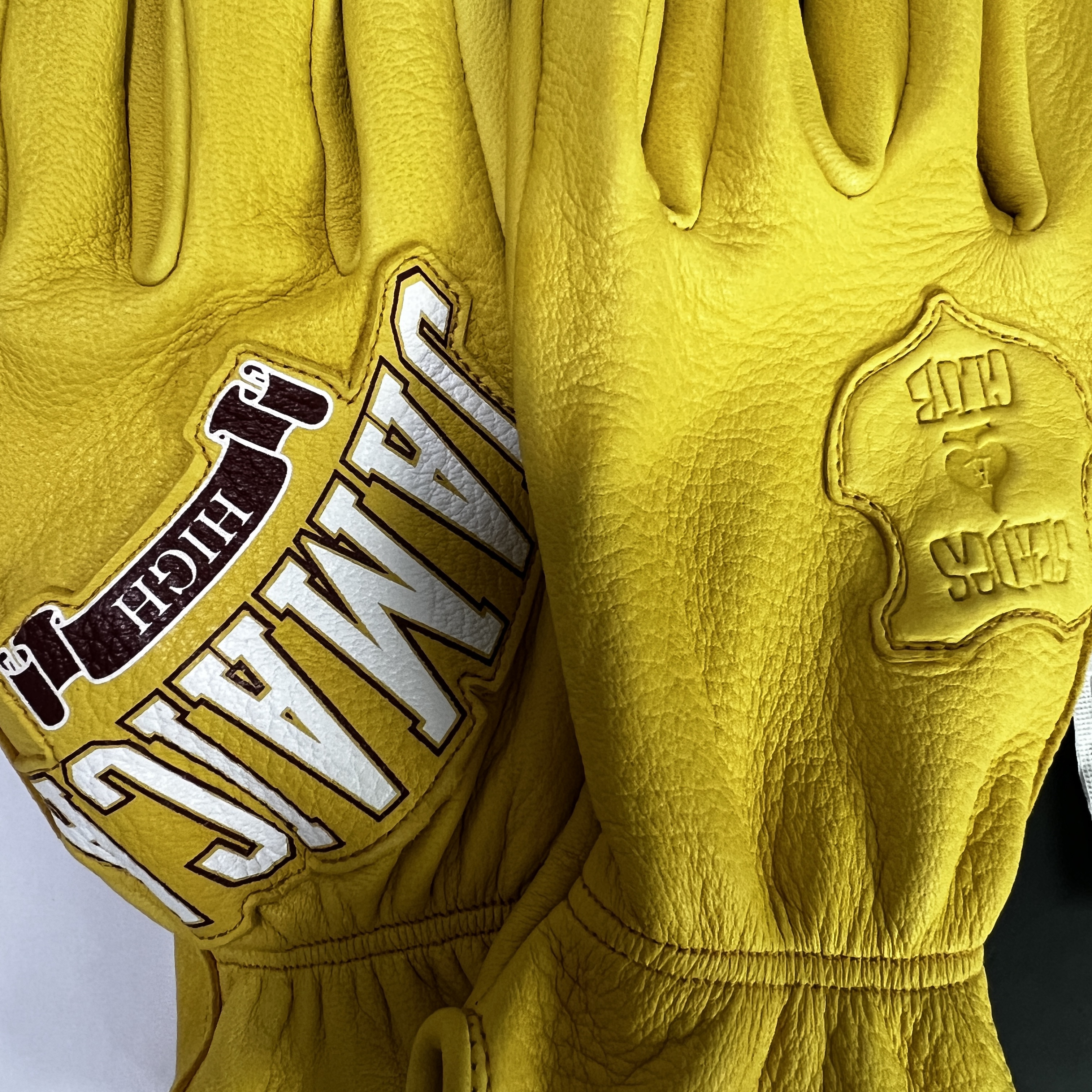 Stussy x Denim Tears Leather Gloves Yellow 착용 스타일 - 3