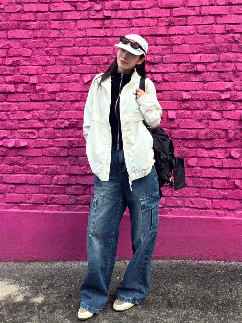 FC 바르셀로나 클래식 라인 바람막이 아이보리, 프라다 심볼 선글라스 슬레이트 그레이 렌즈 얼터너티브 핏 착용 스타일 - 1