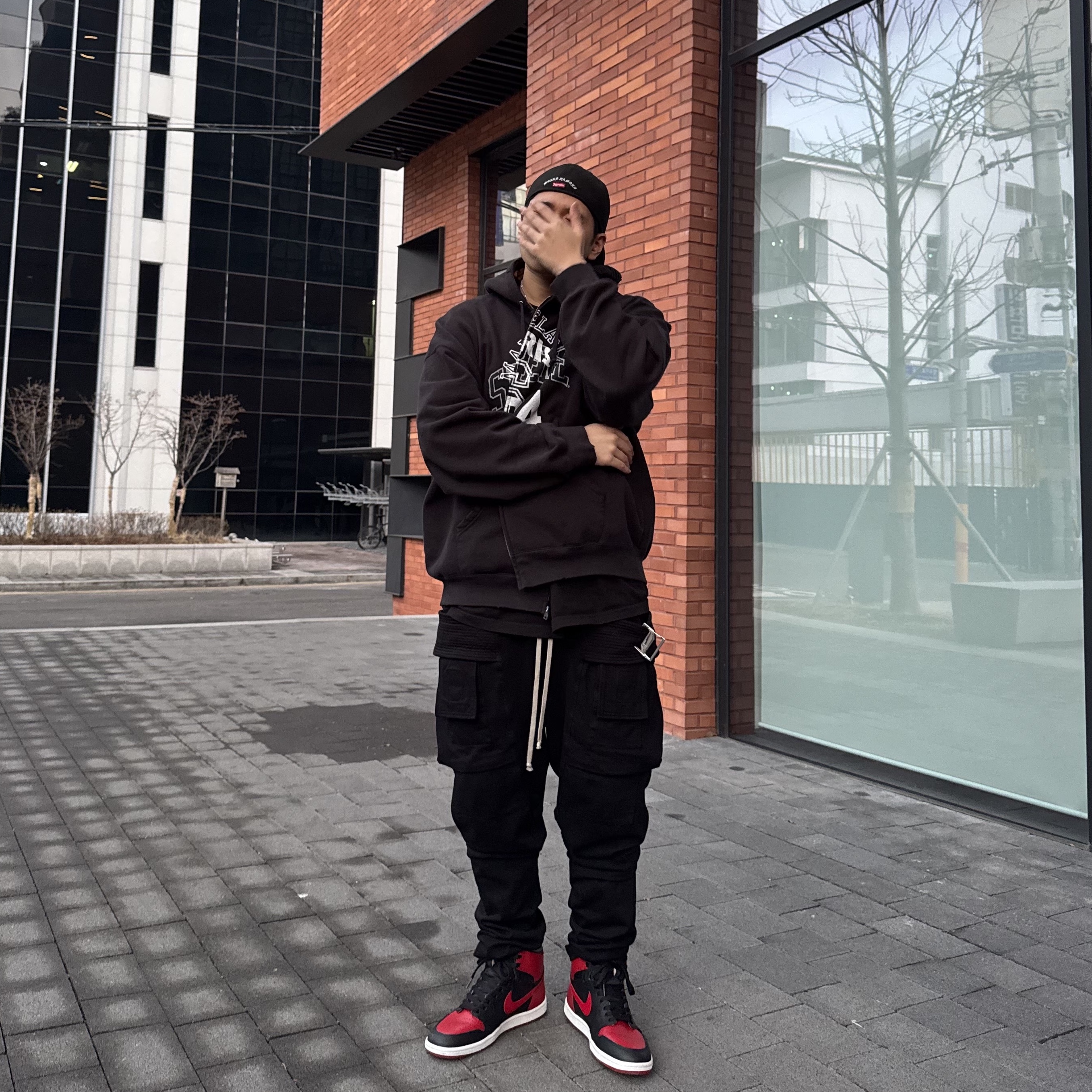 조던 1 하이 85 브레드, 슈프림 x MM6 메종 마르지엘라 집업 후드 스웨트셔츠 블랙 - 24SS 착용 스타일 - 2