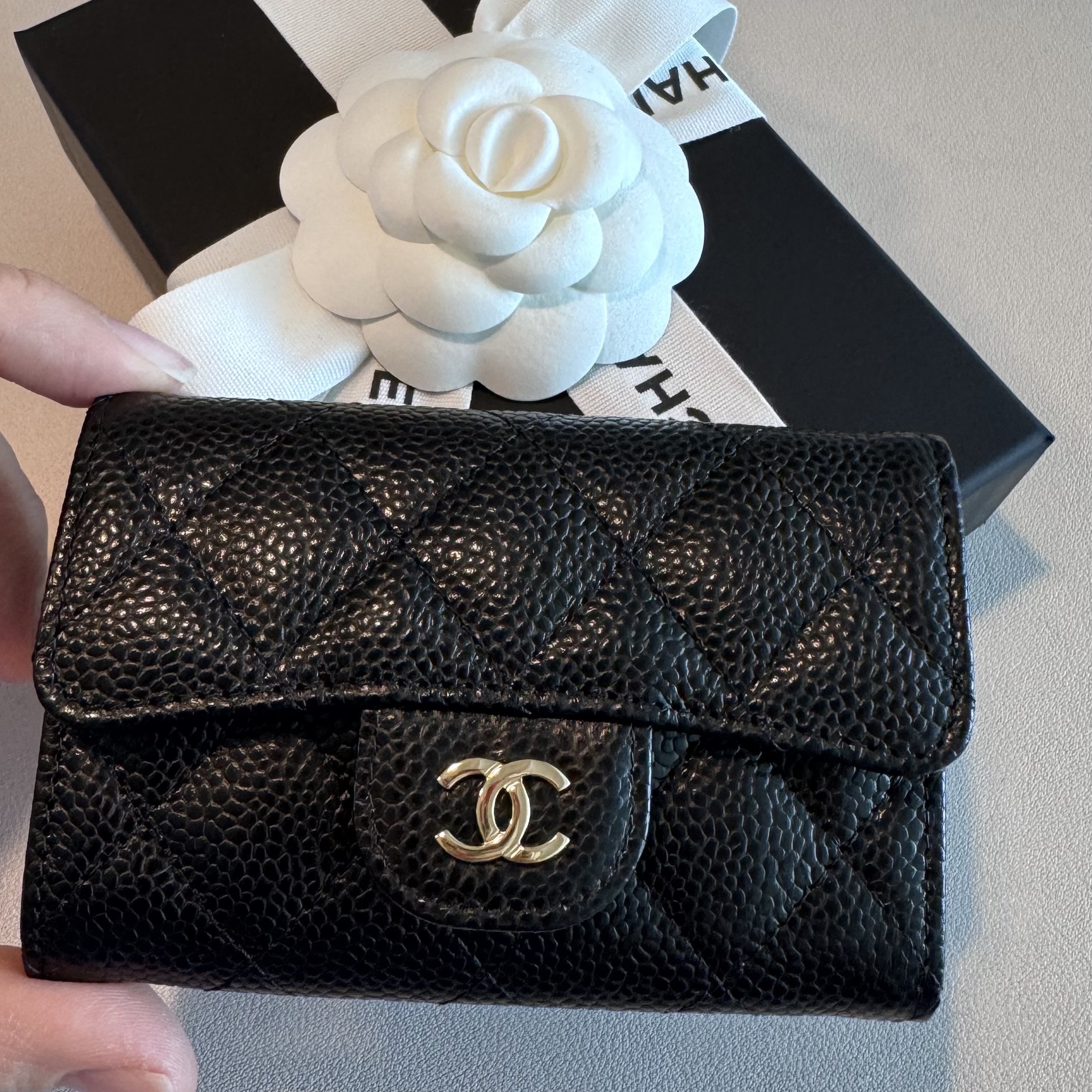 Chanel Classic Card Holder Grained Calfskin & Gold Black 착용 스타일 - 1