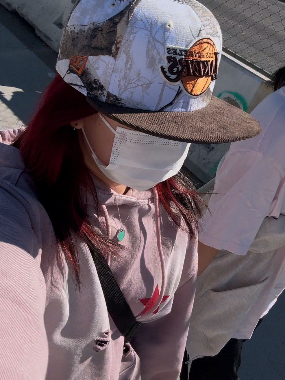 Thevinylhouse Dying Star Hoodie Pink 착용 스타일 - 2