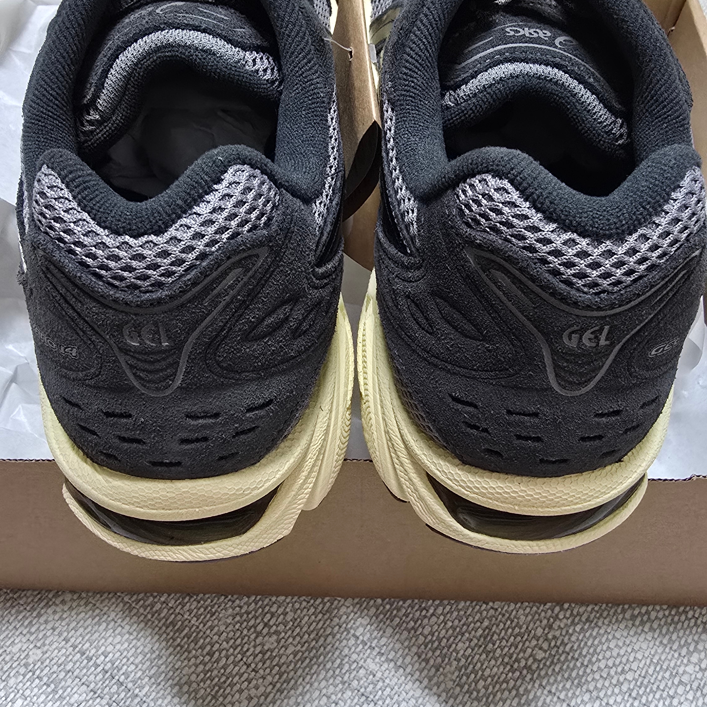 Asics Gel-Kayano 14 Clay Grey Black 착용 스타일 - 3