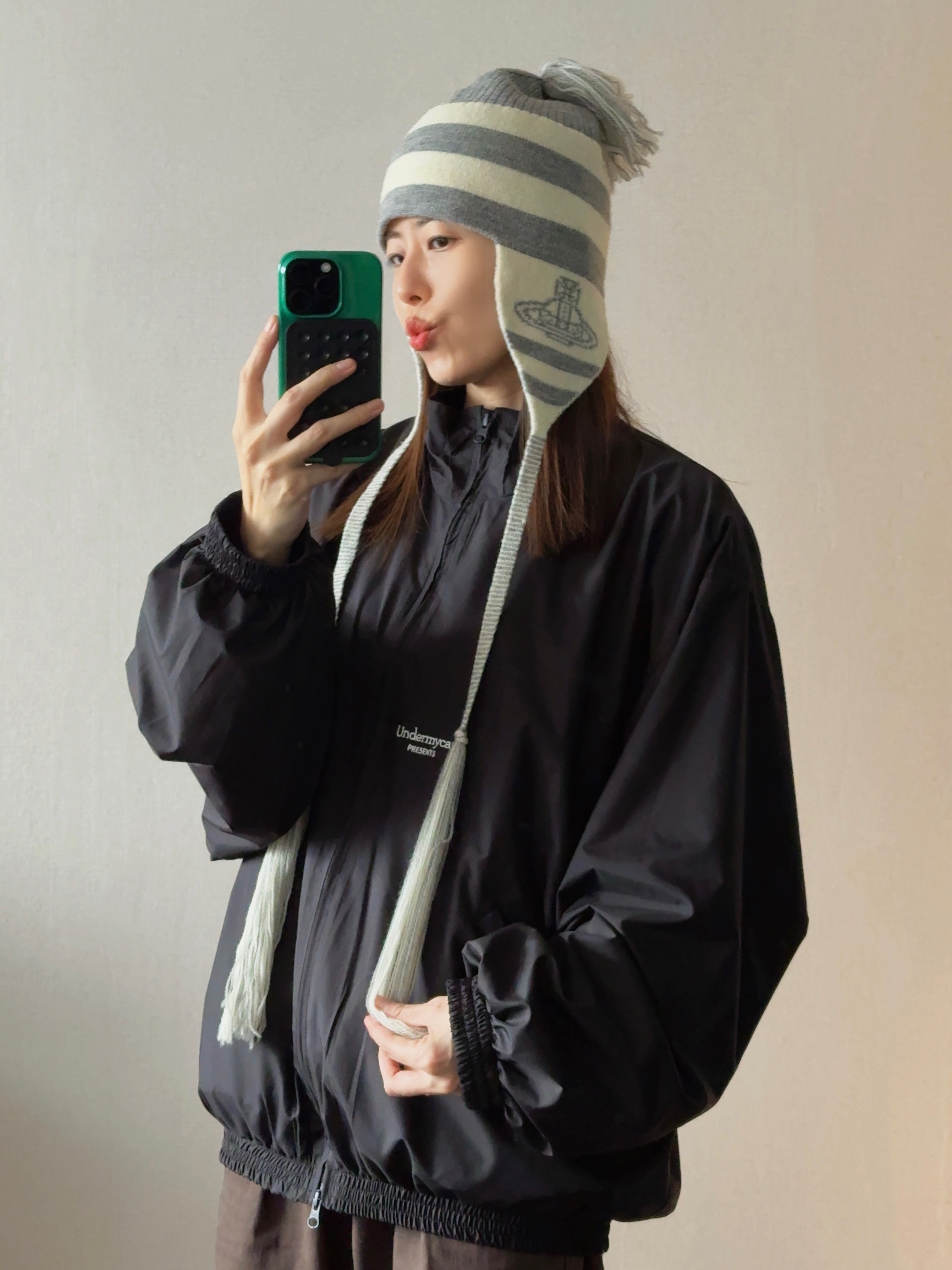 Vivienne Westwood Orb Watch with Flap Gray, Undermycar Mu.24 Anti Fxxking Logo Play Crop Zip-up Jacket Black 착용 스타일 - 2